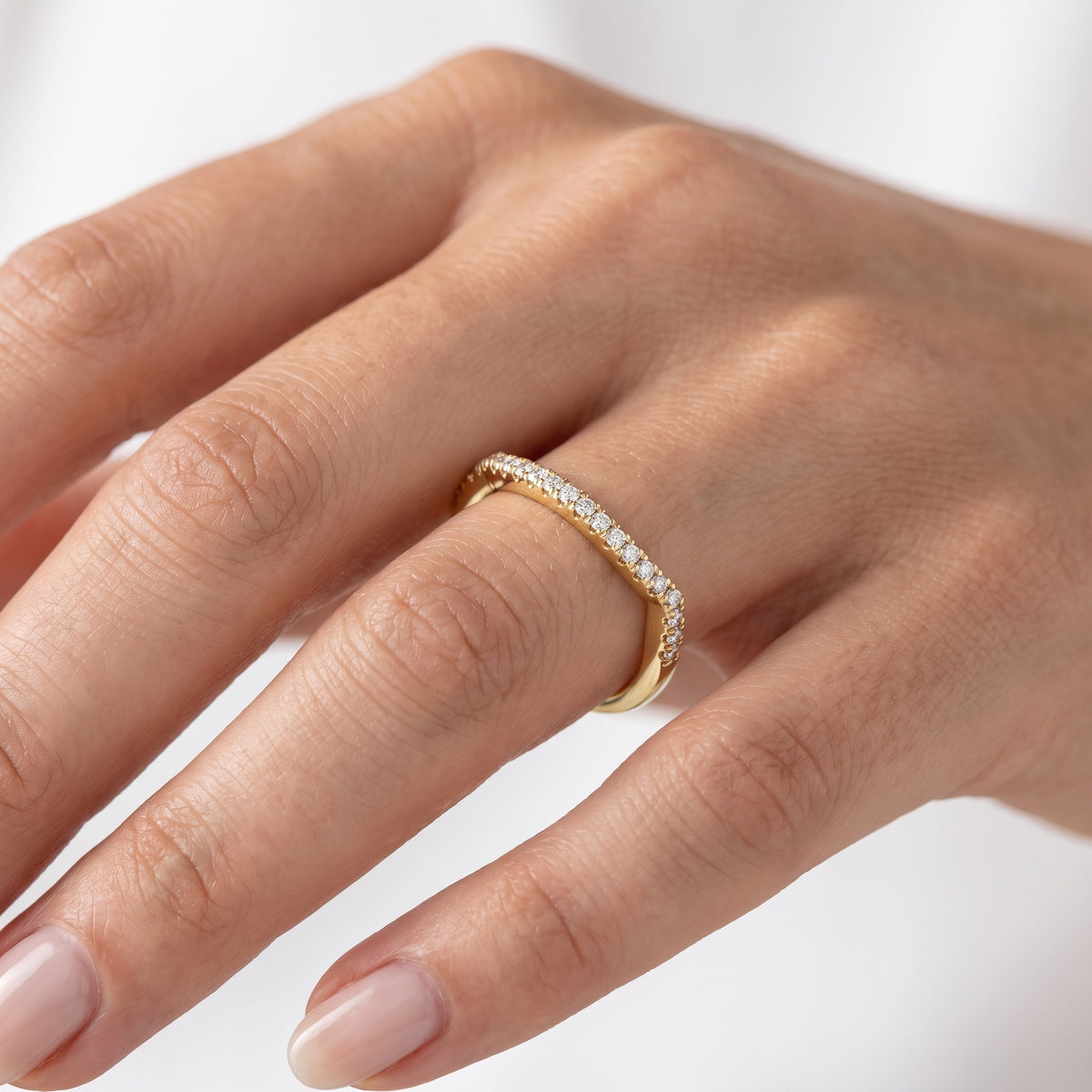 _lifestyle_image@SKU:W1948-LADR00130004Y #metal_10k-yellow-gold+origin_lab-grown+quality_g-si