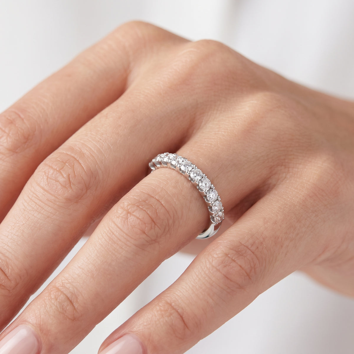 _lifestyle_image@SKU:W2434-LADR00480004W #metal_10k-white-gold+origin_lab-grown+quality_g-si