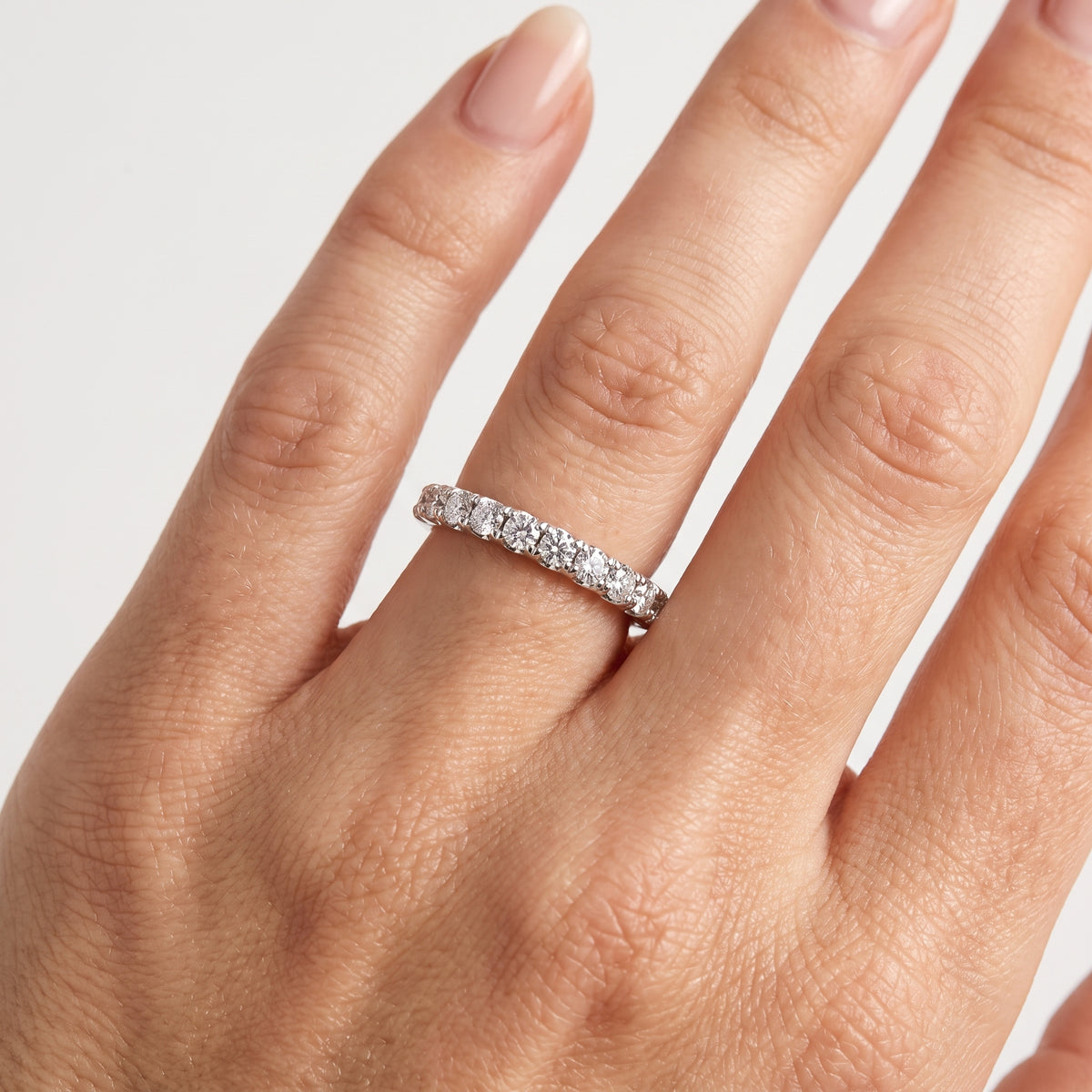 _lifestyle_image@SKU:W2434-NADR00480004W #metal_14k-white-gold+origin_lab-grown+quality_ef-vs2+