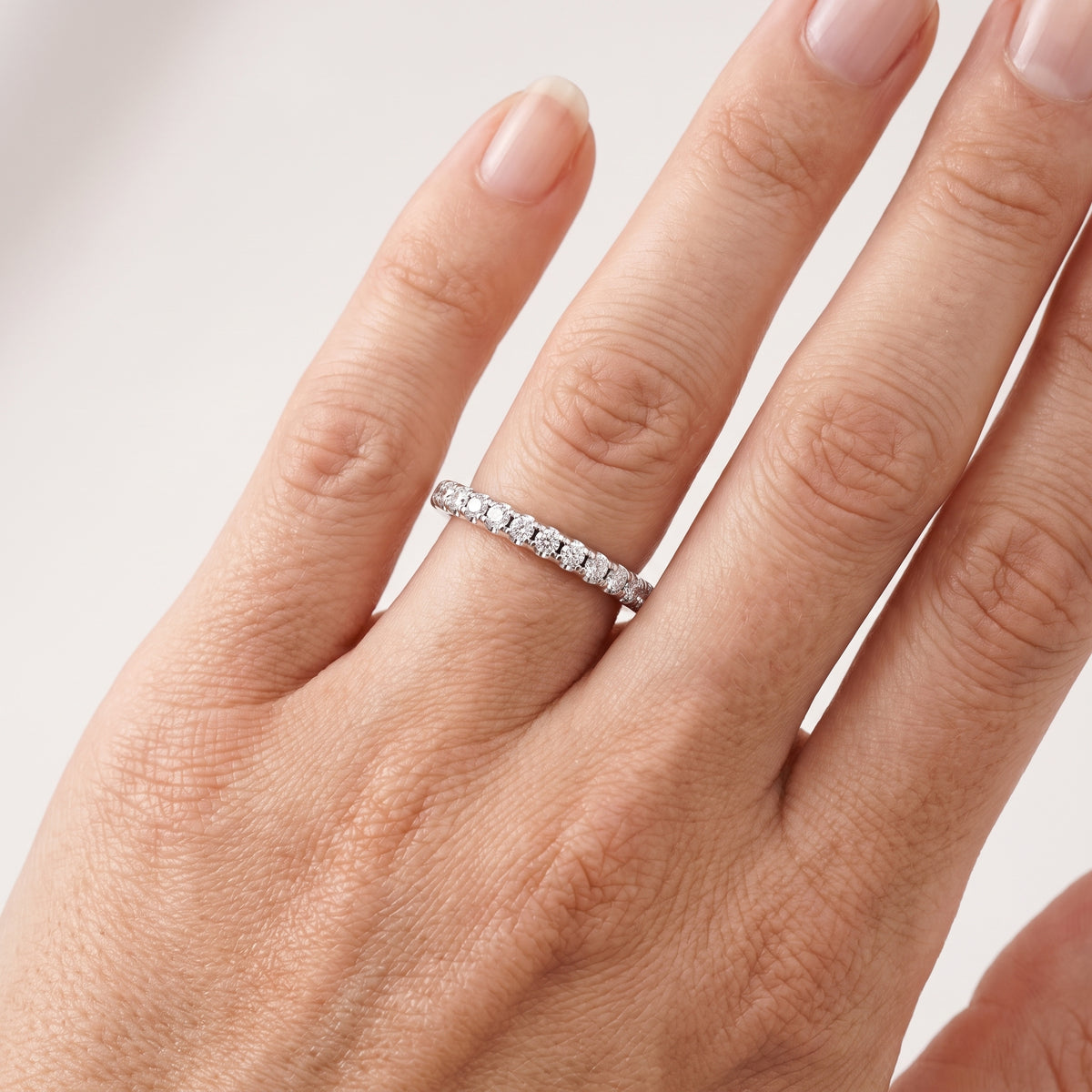 _lifestyle_image@SKU:W324S-LADR00340004W #metal_10k-white-gold+origin_lab-grown+quality_g-vs1