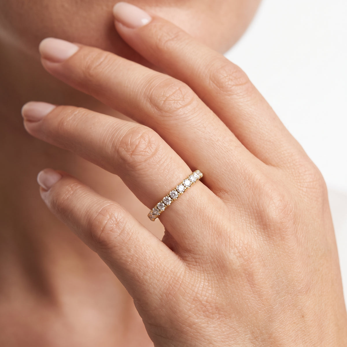 _lifestyle_image@SKU:W324S-LADR00340004Y #metal_10k-yellow-gold+origin_lab-grown+quality_g-vs1