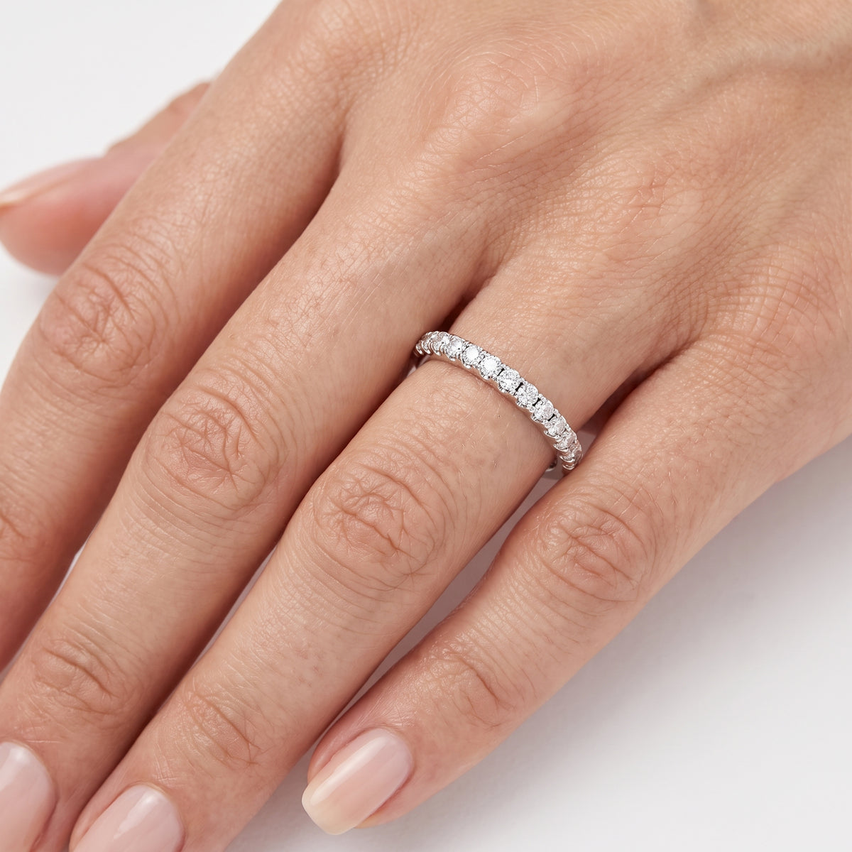 _lifestyle_image@SKU:W324S-LGDR00340004W #metal_14k-white-gold+origin_lab-grown+quality_ef-vs2+