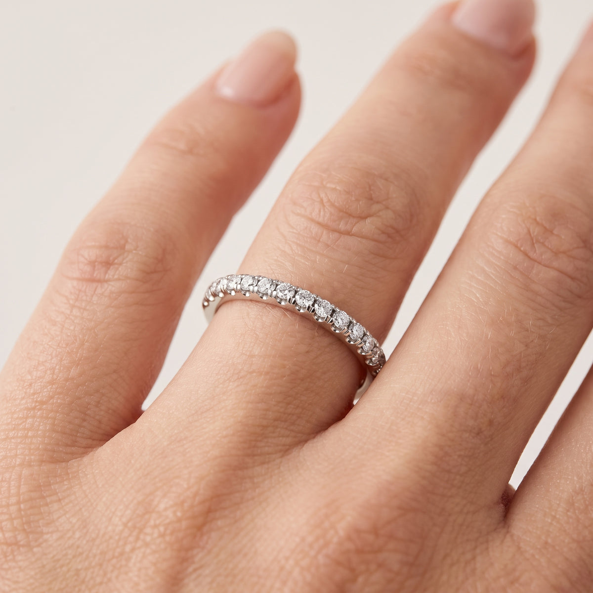 _lifestyle_image@SKU:W324S-LGDR0034000PL #metal_platinum+origin_lab-grown+quality_ef-vs2+