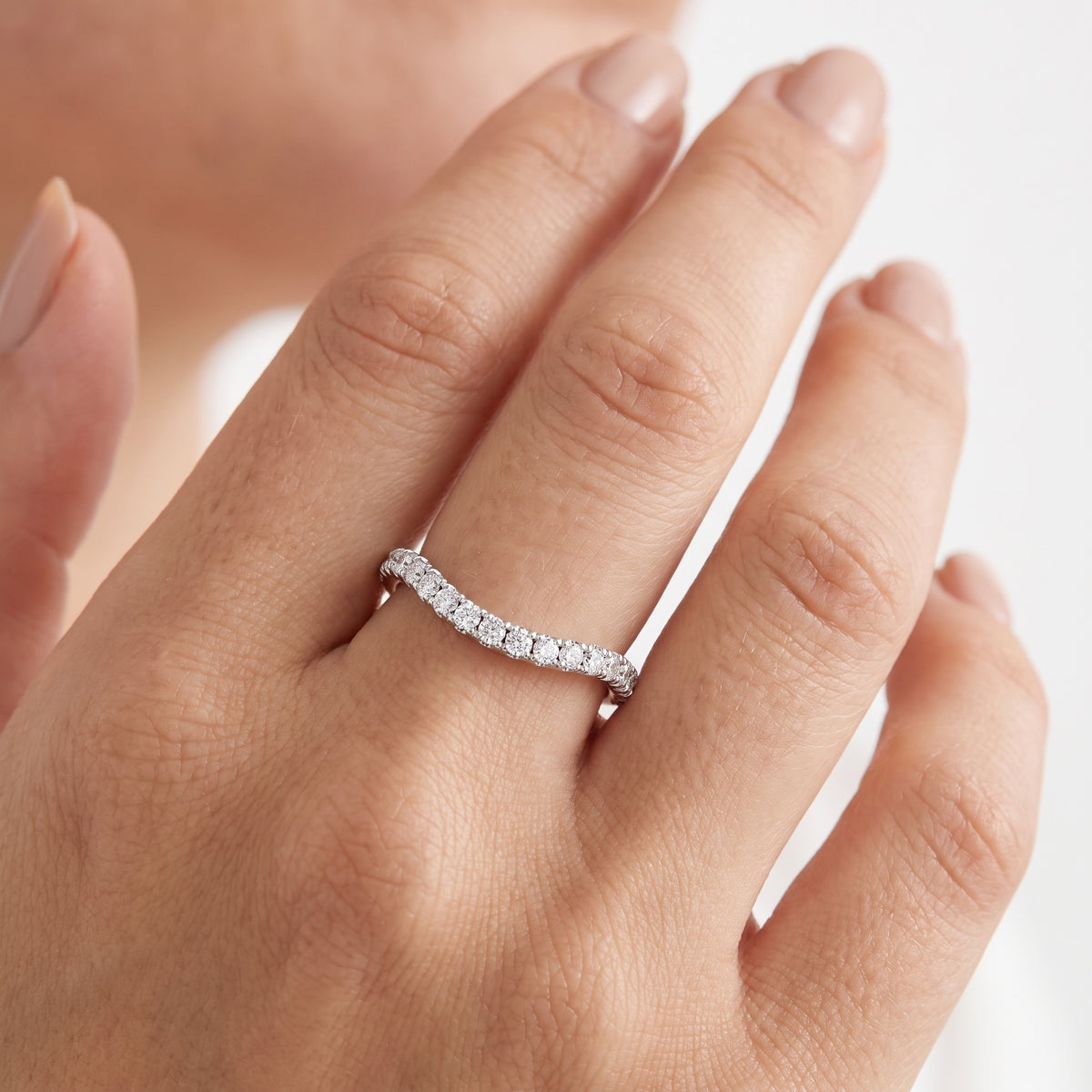 _lifestyle_image@SKU:W3529-NADR00250004W #metal_14k-white-gold+origin_lab-grown+quality_ef-vs2+