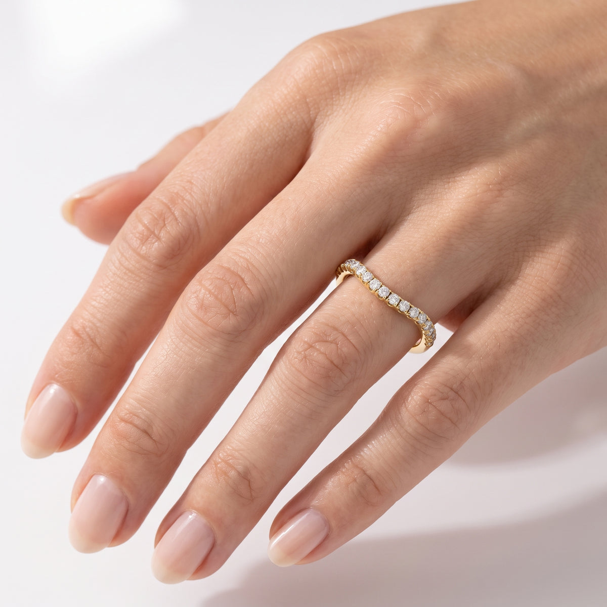 _lifestyle_image@SKU:W3529-LADR00250004Y #metal_10k-yellow-gold+origin_lab-grown+quality_g-si