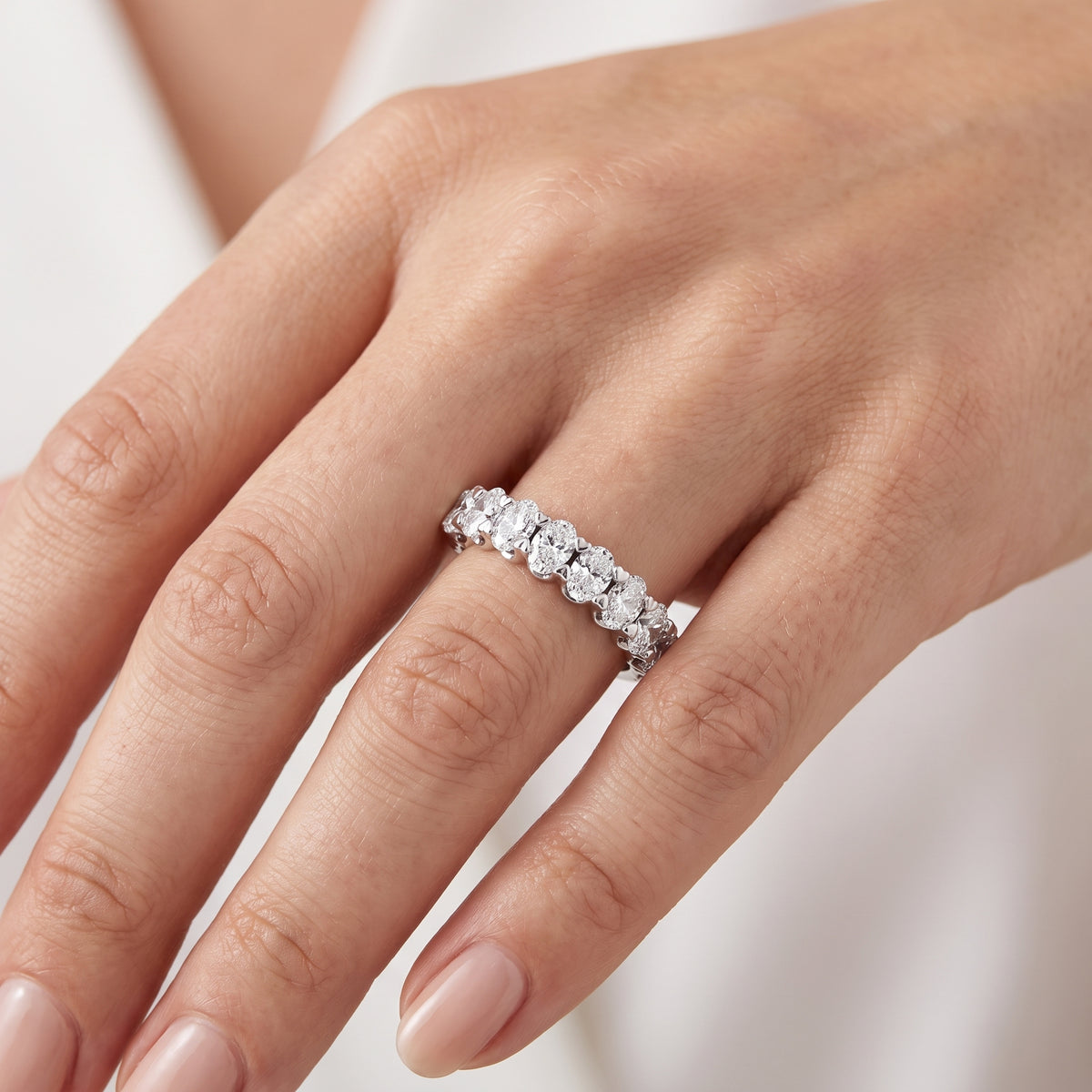 _lifestyle_image@SKU:W3533-LADO01060004W #metal_10k-white-gold+origin_lab-grown+quality_g-si