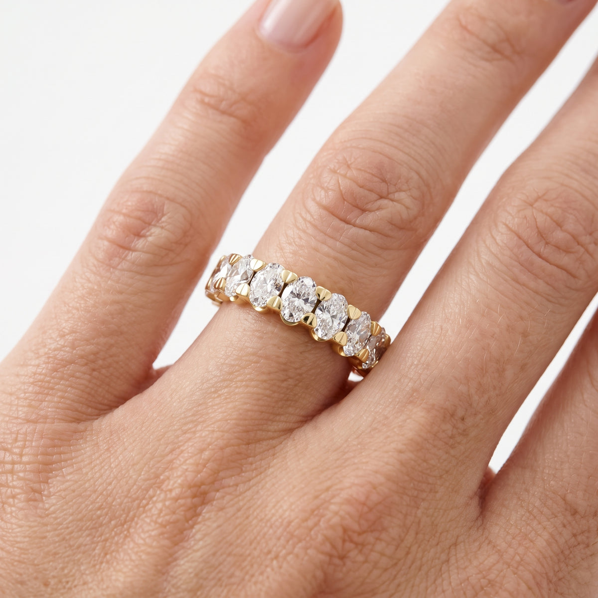 _lifestyle_image@SKU:W3535-LADO03000004Y #metal_10k-yellow-gold+origin_lab-grown+quality_g-si