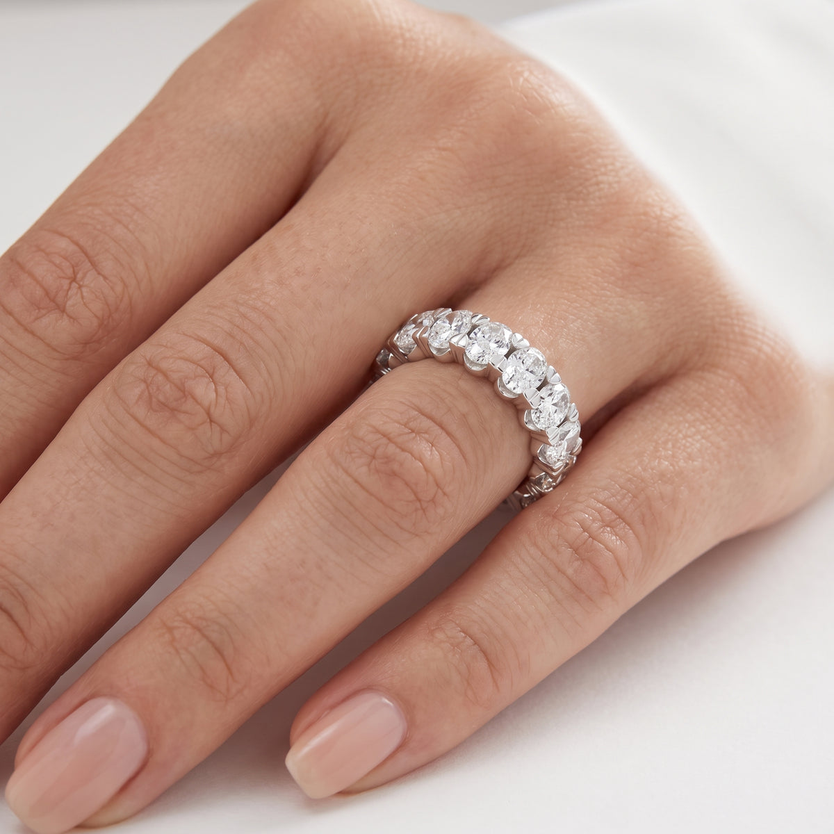 _lifestyle_image@SKU:W3535-LADO04000004W #metal_10k-white-gold+origin_lab-grown+quality_g-si