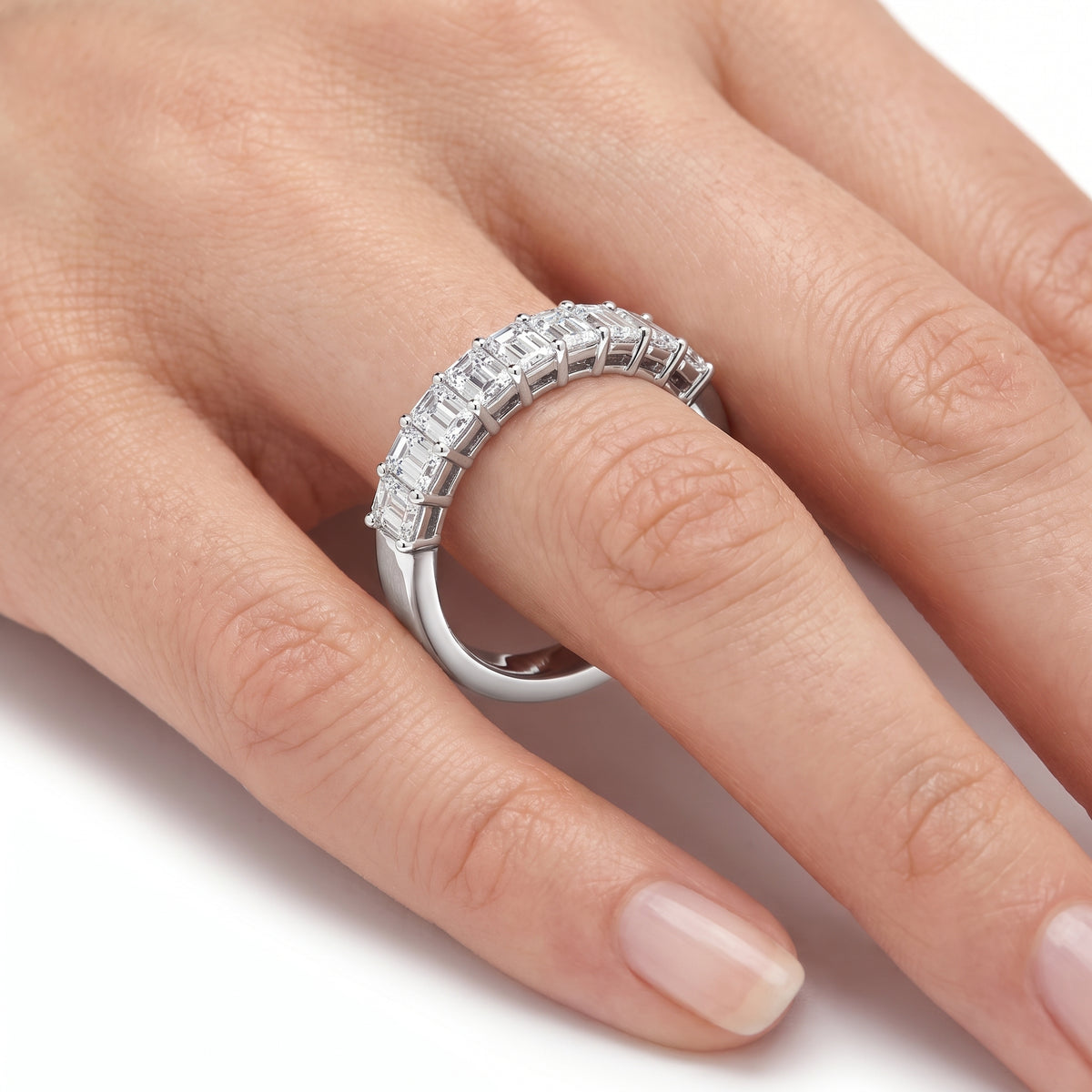 _lifestyle_image@SKU:W3541-LADE0303000DW #metal_silver+origin_lab-grown+quality_g-si