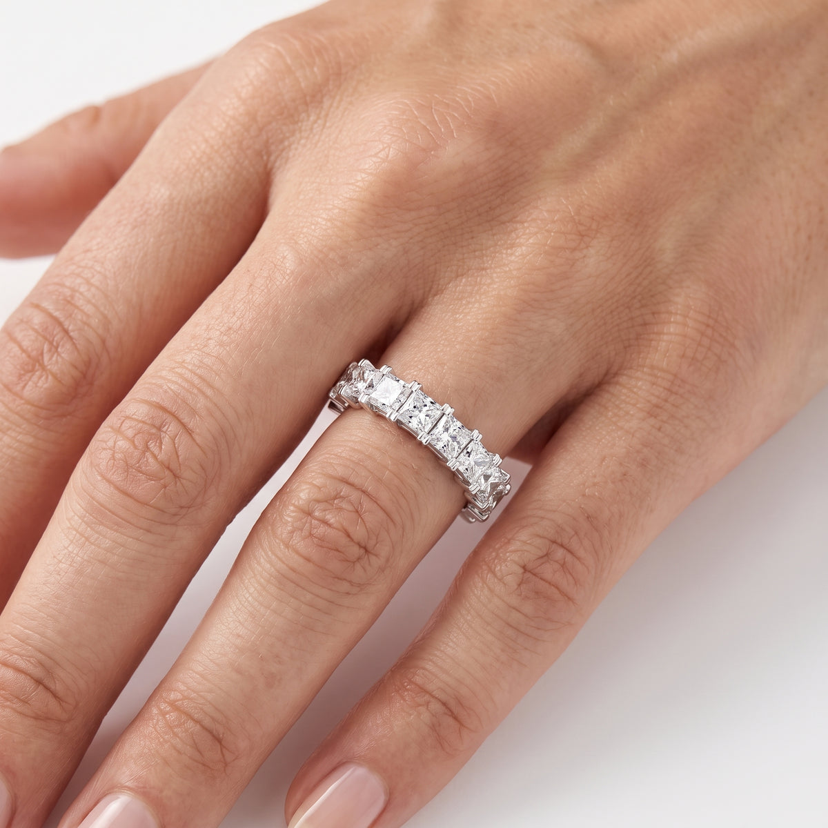 _lifestyle_image@SKU:W3541-LADP03000004W #metal_10k-white-gold+origin_lab-grown+quality_g-si