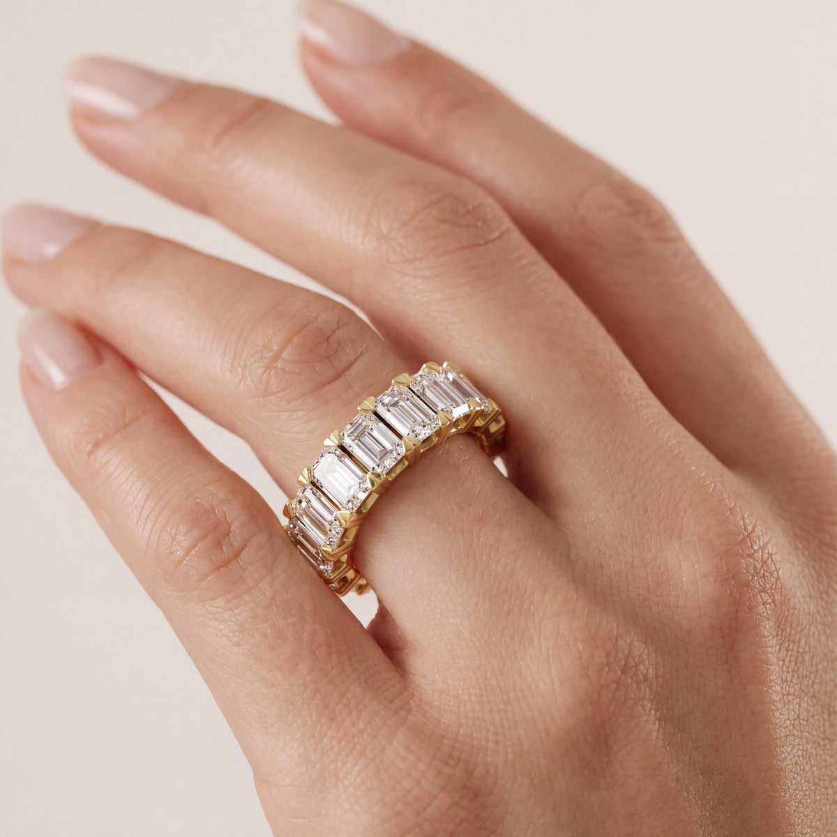 _lifestyle_image@SKU:W3541-LADE02020004Y #metal_10k-yellow-gold+origin_lab-grown+quality_g-si