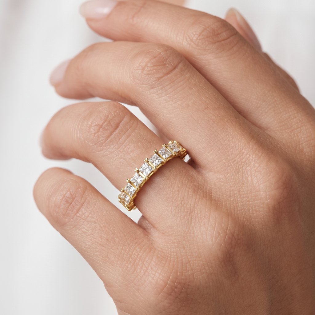 _lifestyle_image@SKU:W3545-LADP01070004Y #metal_10k-yellow-gold+origin_lab-grown+quality_g-si