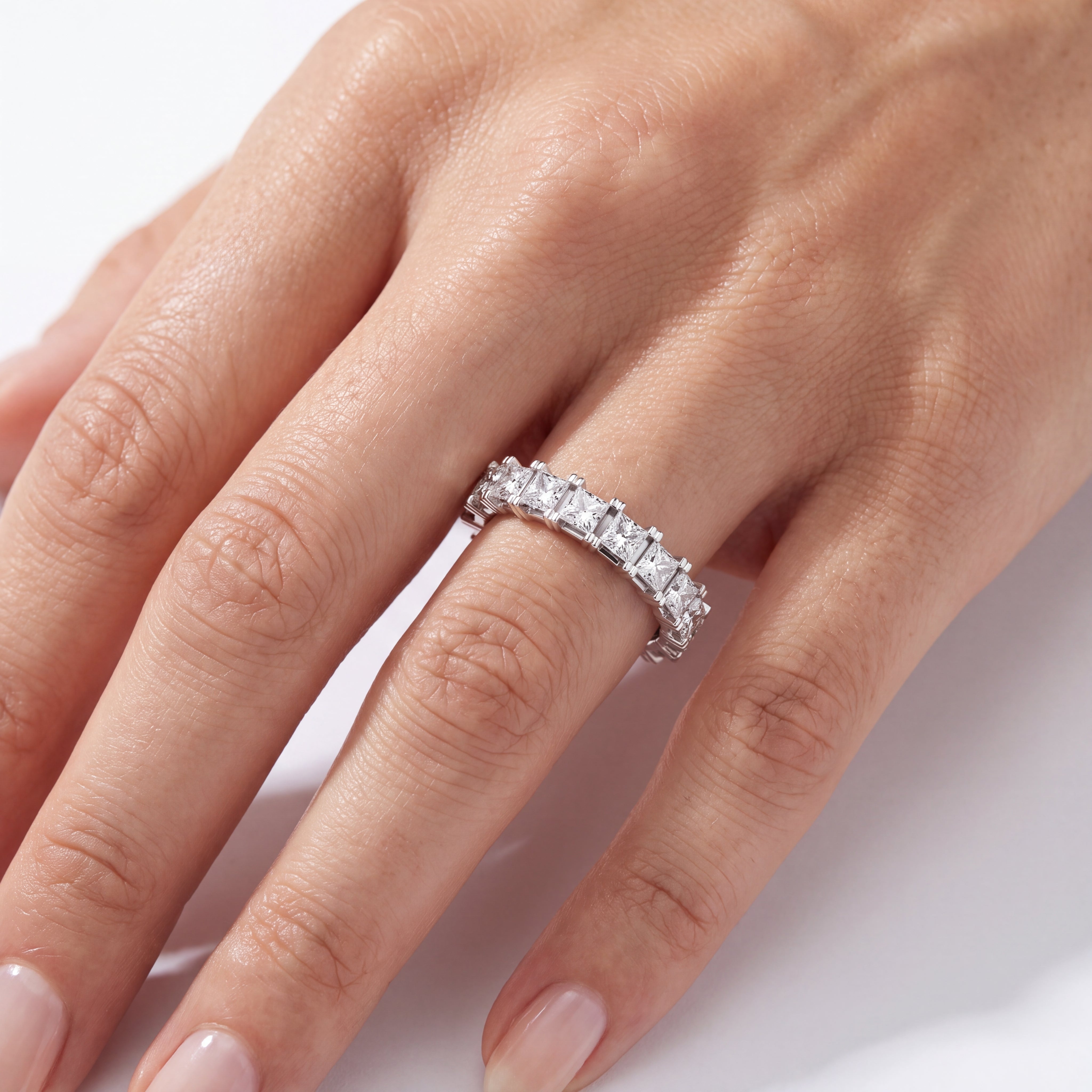 _lifestyle_image@SKU:W3545-LADP01070004W #metal_10k-white-gold+origin_lab-grown+quality_g-si
