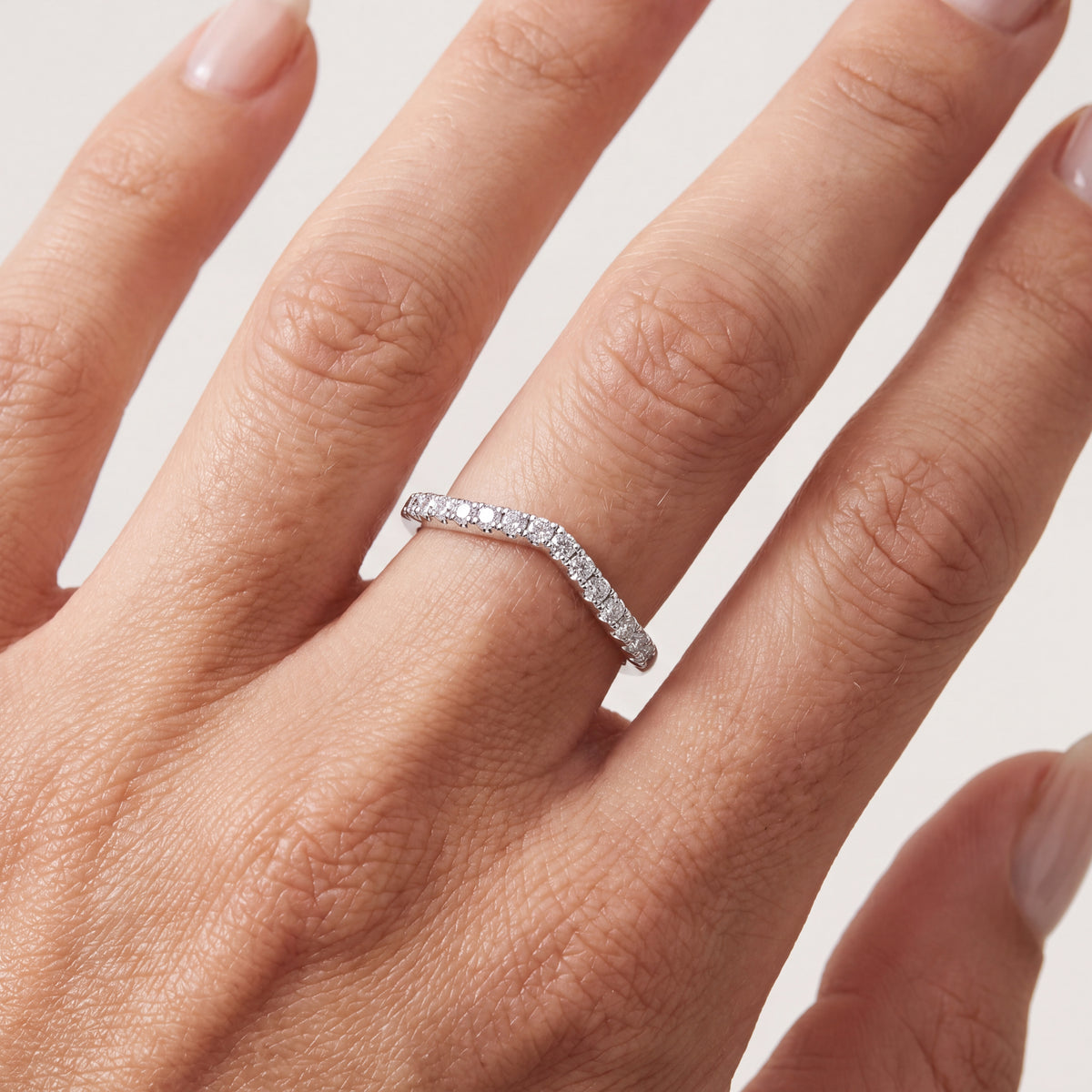 _lifestyle_image@SKU:W4118-LADR00200004W #metal_10k-white-gold+origin_lab-grown+quality_g-si