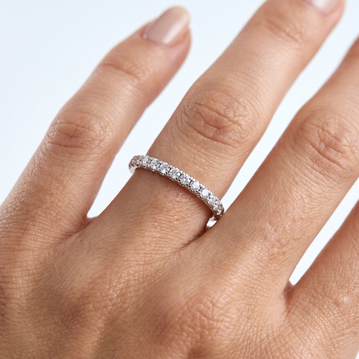 _lifestyle_image@SKU:W4201-LADR00300004W #metal_10k-white-gold+origin_lab-grown+quality_g-si