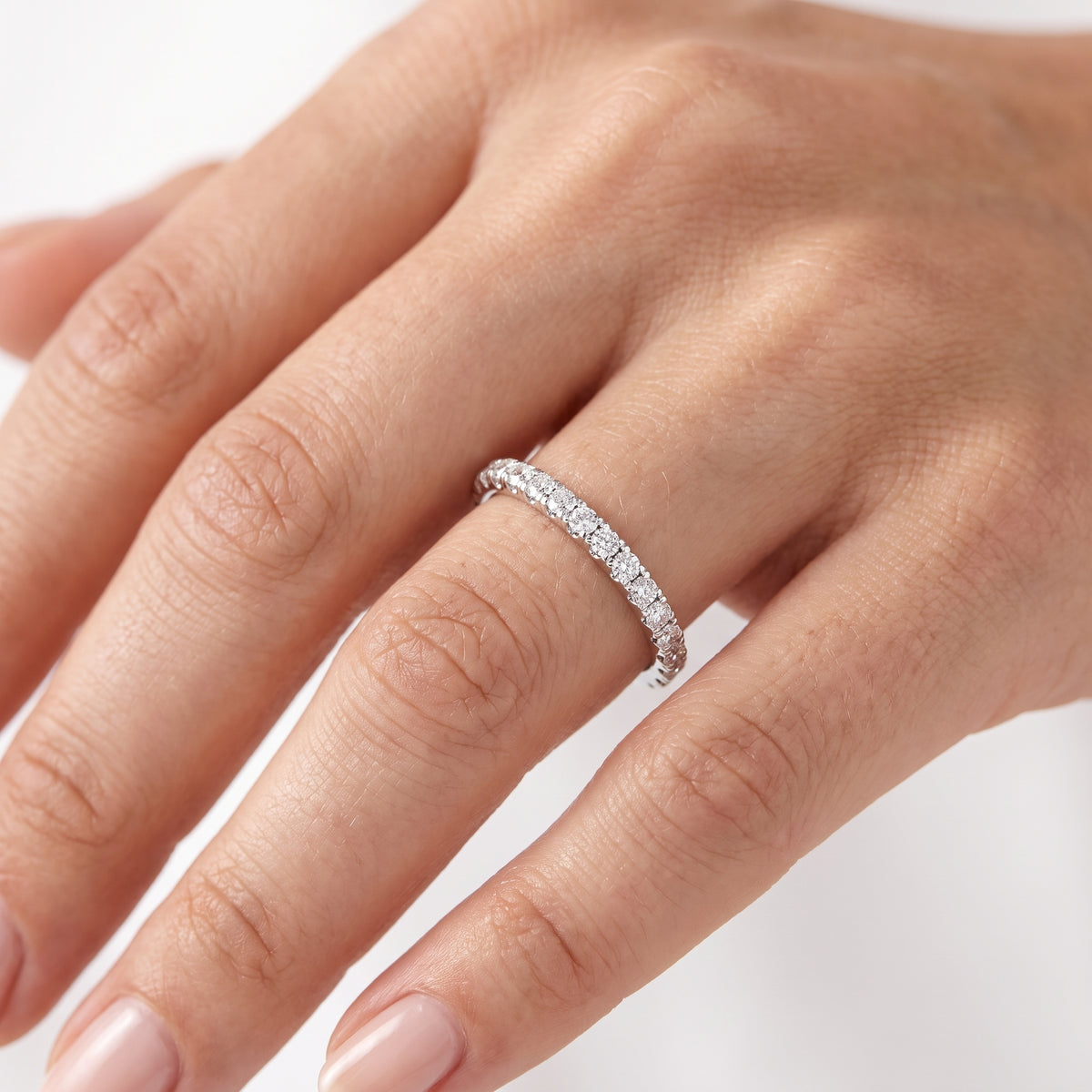 _lifestyle_image@SKU:W4201-LGDR0030000PL #metal_platinum+origin_lab-grown+quality_ef-vs2+