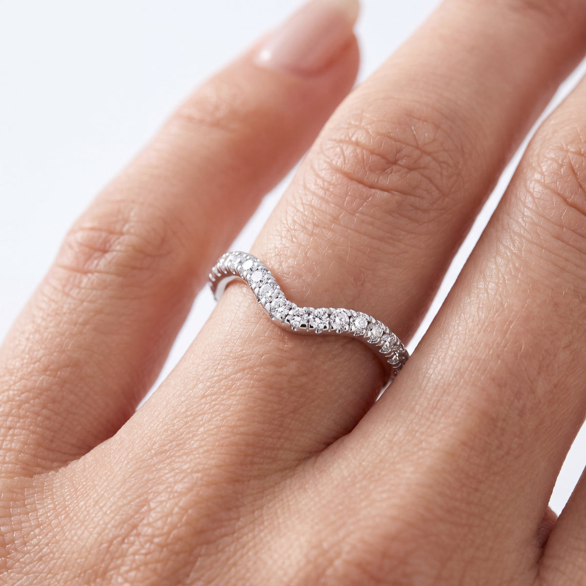 _lifestyle_image@SKU:W4674-LADR00320004W #metal_10k-white-gold+origin_lab-grown+quality_g-si
