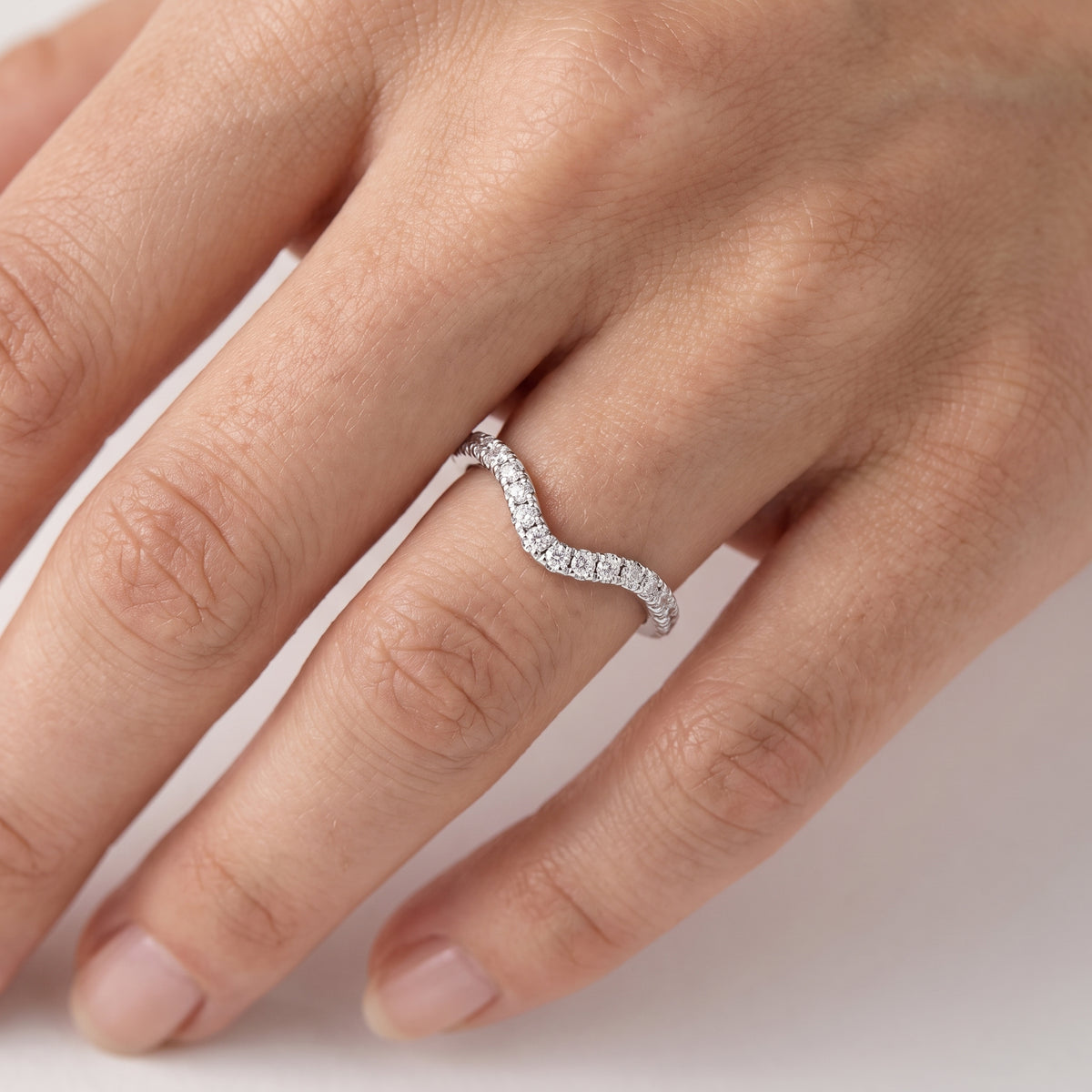 _lifestyle_image@SKU:W4674-NADR00320004W #metal_14k-white-gold+origin_lab-grown+quality_ef-vs2+