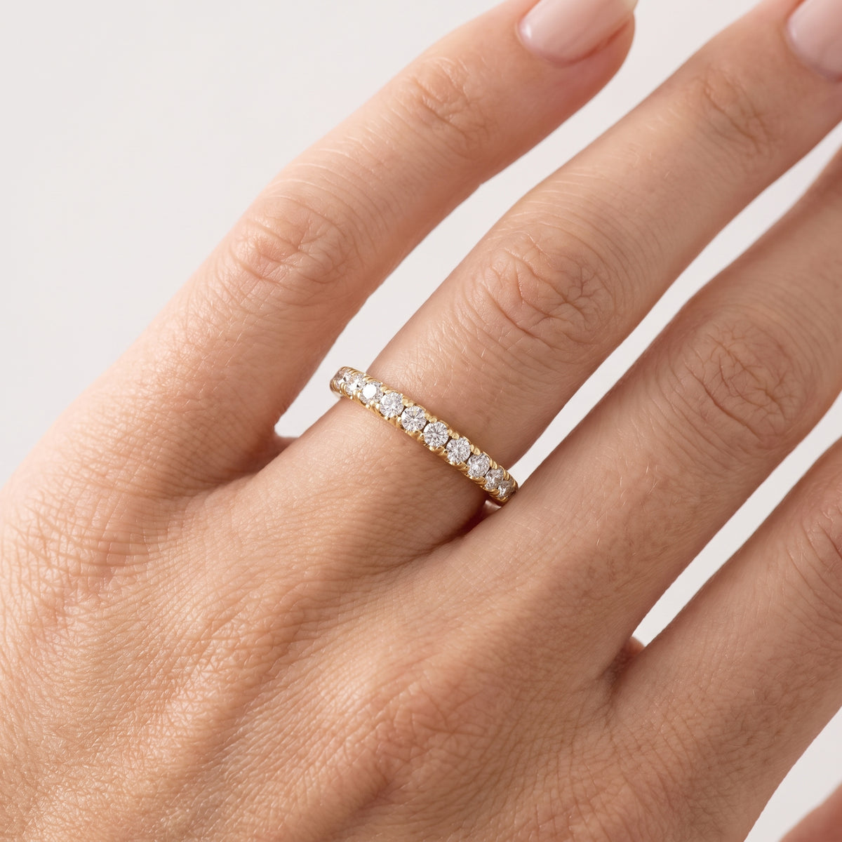 _lifestyle_image@SKU:W5118-LADR00340004Y #metal_10k-yellow-gold+origin_lab-grown+quality_g-si