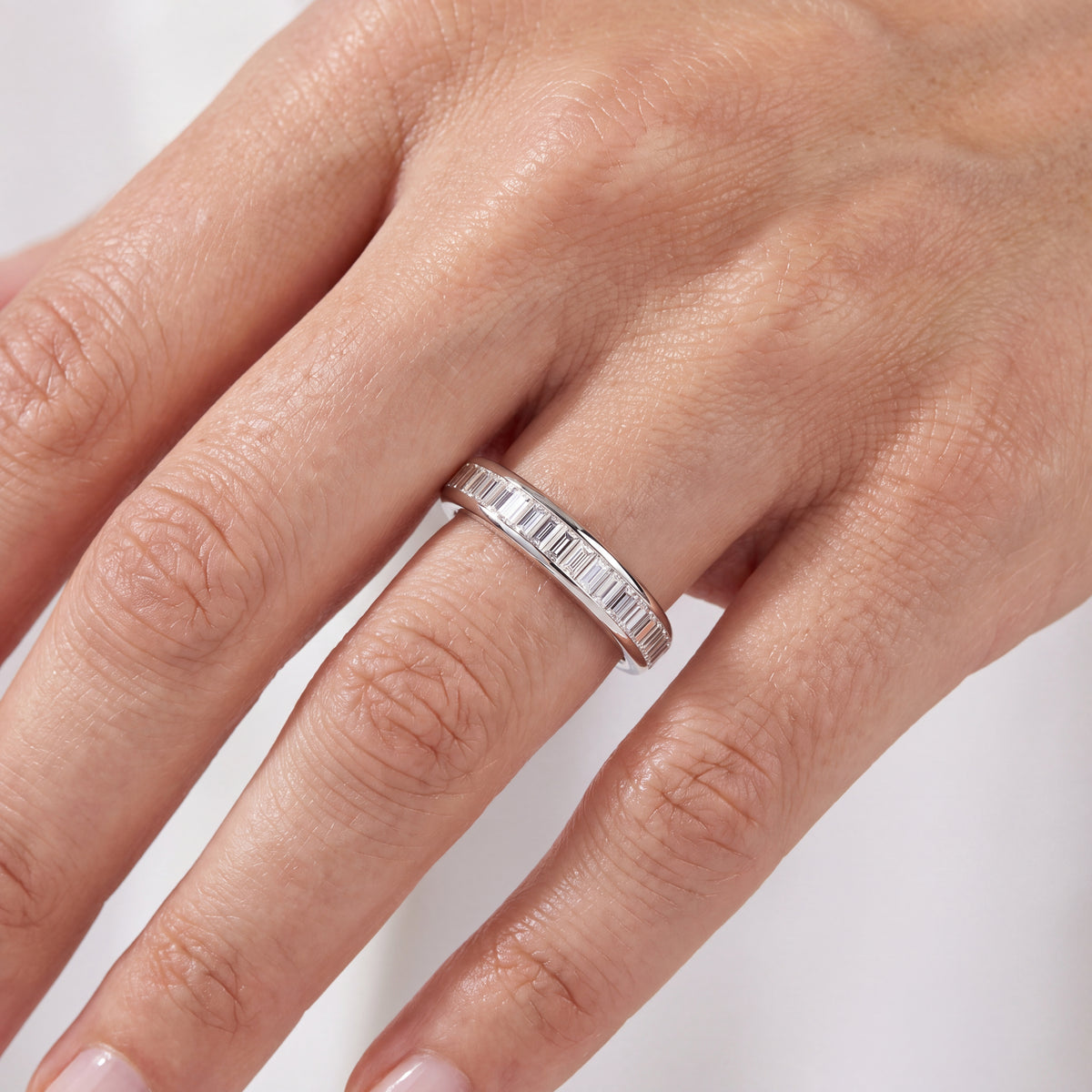 _lifestyle_image@SKU:W5136-LADB00210004W #metal_10k-white-gold+origin_lab-grown+quality_g-si