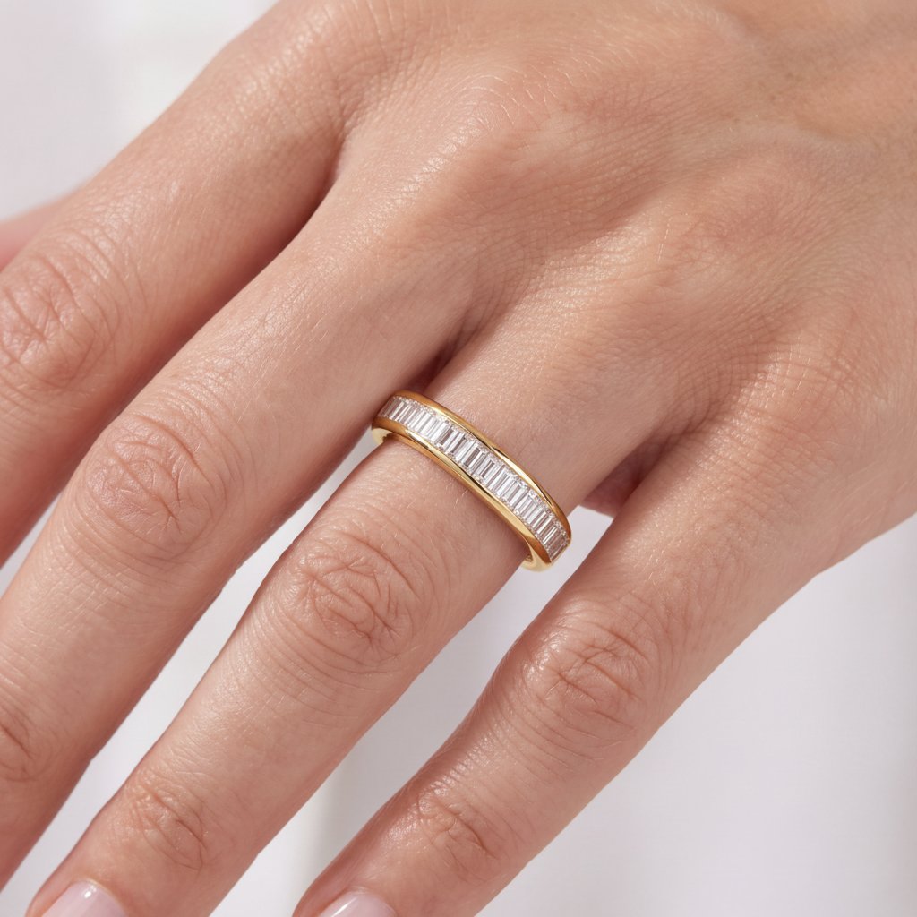 _lifestyle_image@SKU:W5136-LADB00210004Y #metal_10k-yellow-gold+origin_lab-grown+quality_g-si