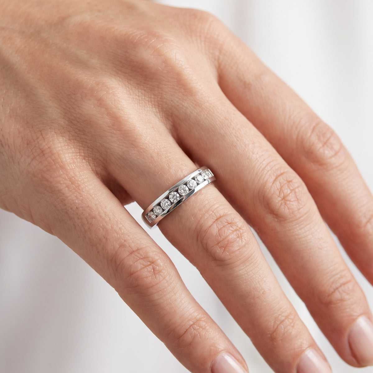 _lifestyle_image@SKU:W5152-LADR00500004W #metal_10k-white-gold+origin_lab-grown
