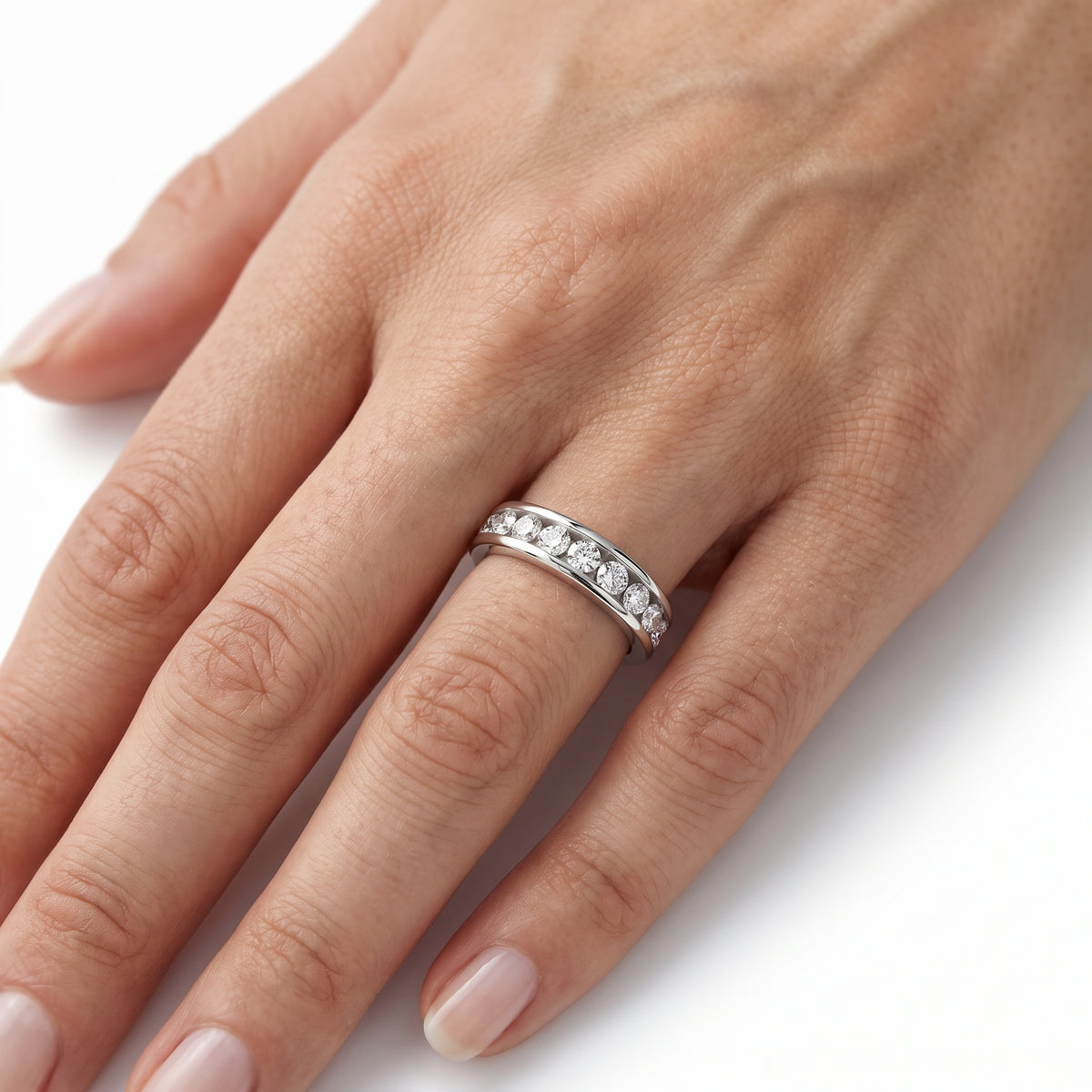 _lifestyle_image@SKU:W5152-LADR00990004W #metal_10k-white-gold+origin_lab-grown+quality_g-si
