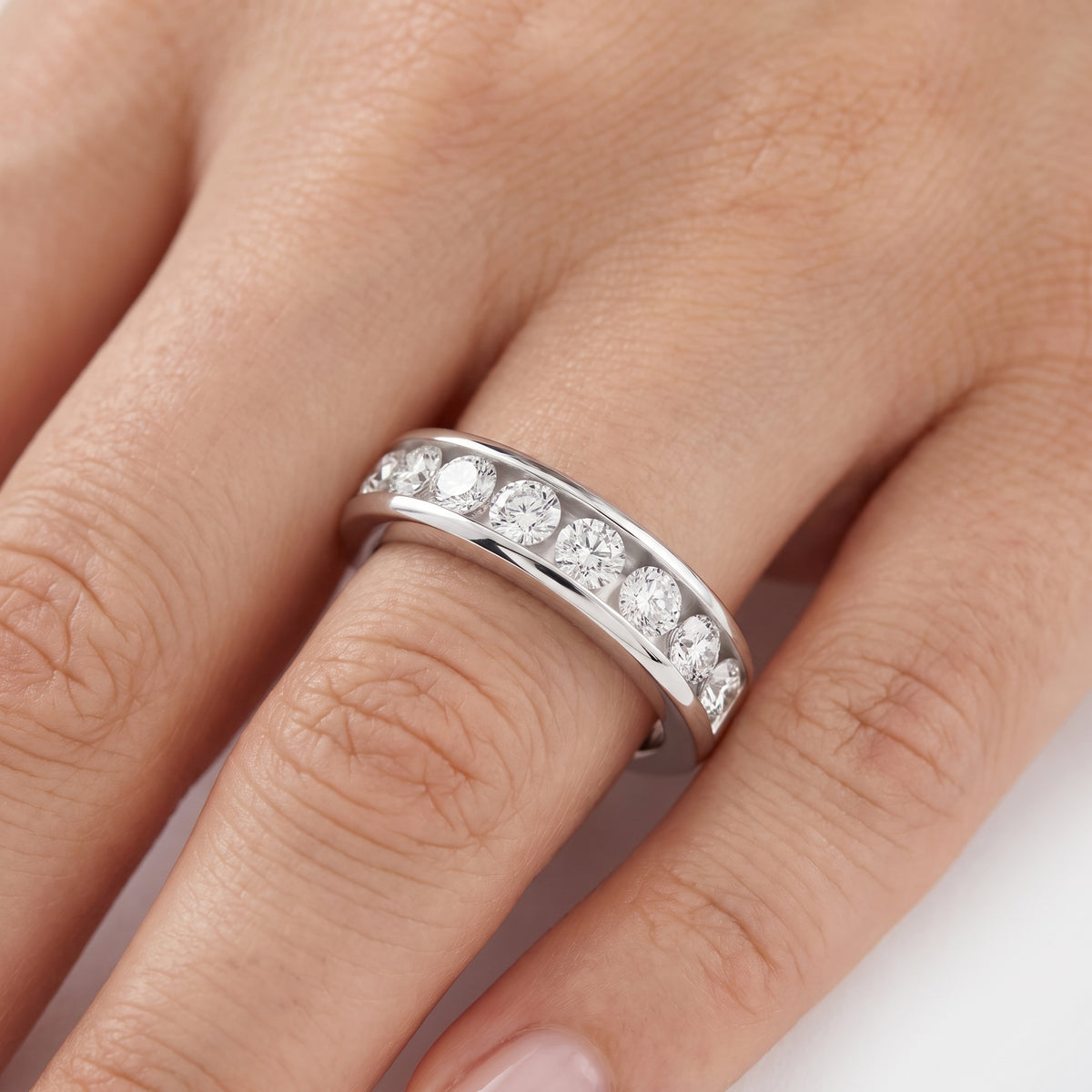 _lifestyle_image@SKU:W5152-LADR02000004W #metal_10k-white-gold+origin_lab-grown+quality_g-si