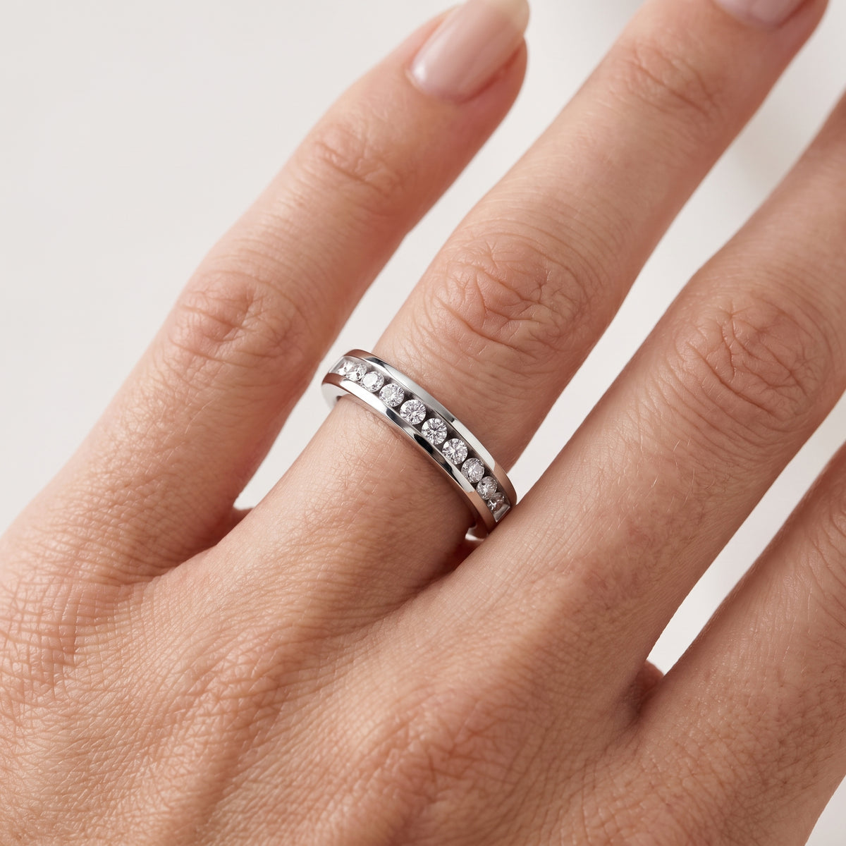 _lifestyle_image@SKU:W5152-NADR0050000PL #metal_platinum+origin_lab-grown+quality_ef-vs2+