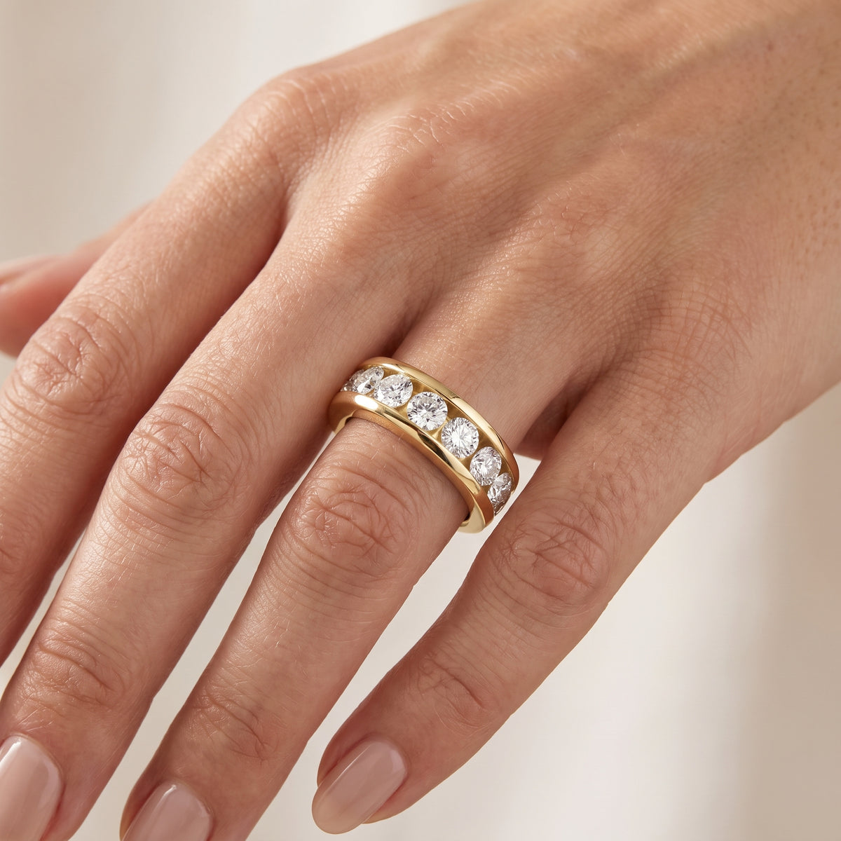 _lifestyle_image@SKU:W5152-LADR02000004Y #metal_10k-yellow-gold+origin_lab-grown+quality_g-si