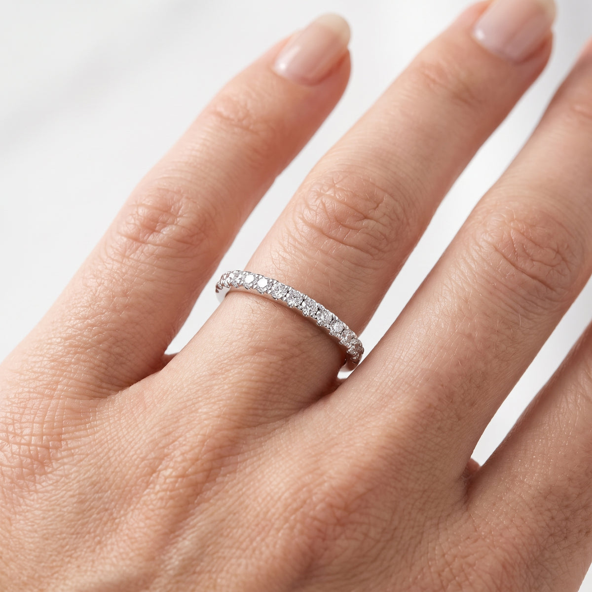 _lifestyle_image@SKU:W5314-LADR00280004W #metal_10k-white-gold+origin_lab-grown+quality_g-si
