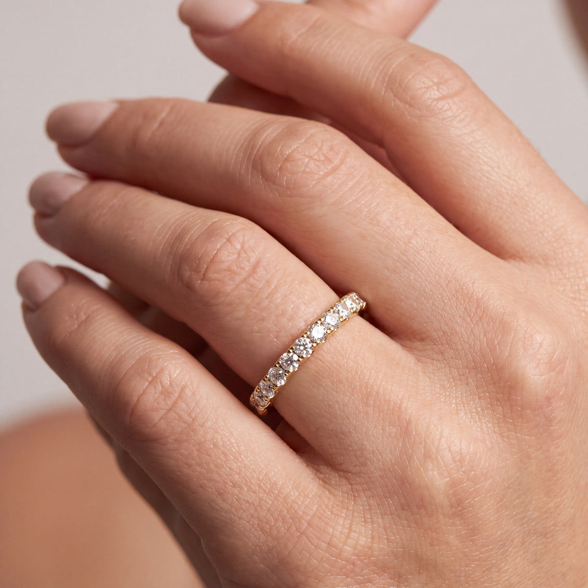 _lifestyle_image@SKU:W5314-LADR00280004Y #metal_10k-yellow-gold+origin_lab-grown+quality_g-si