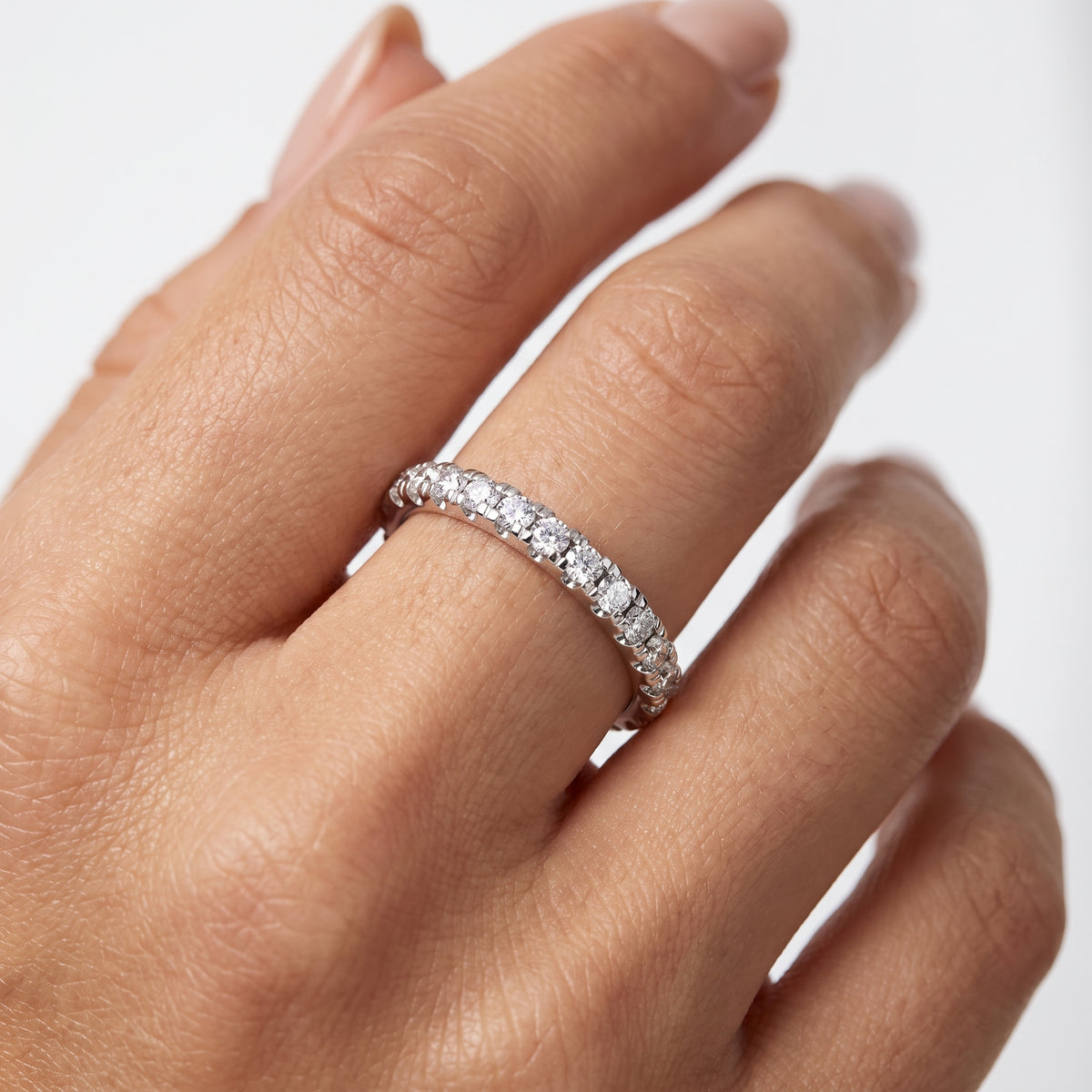 _lifestyle_image@SKU:W5359-NADR0027000PL #metal_platinum+origin_lab-grown+quality_ef-vs2+
