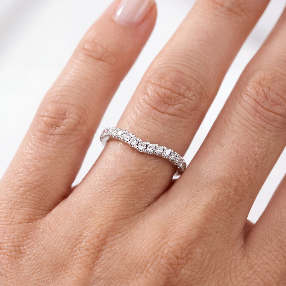 _lifestyle_image@SKU:W5667-LADR00310004W #metal_10k-white-gold+origin_lab-grown+quality_g-si