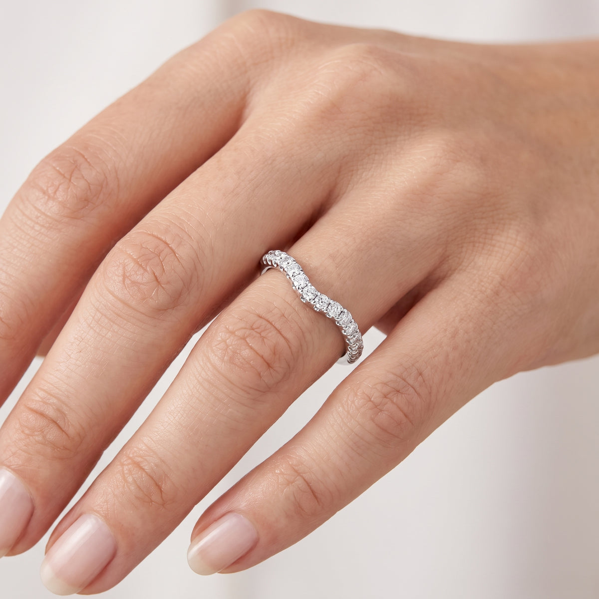 _lifestyle_image@SKU:W6001-LADR00230004W #metal_10k-white-gold+origin_lab-grown+quality_g-si