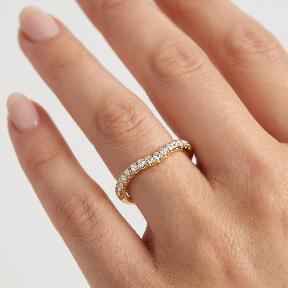 _lifestyle_image@SKU:W6001-LADR00230004Y #metal_10k-yellow-gold+origin_lab-grown+quality_g-si