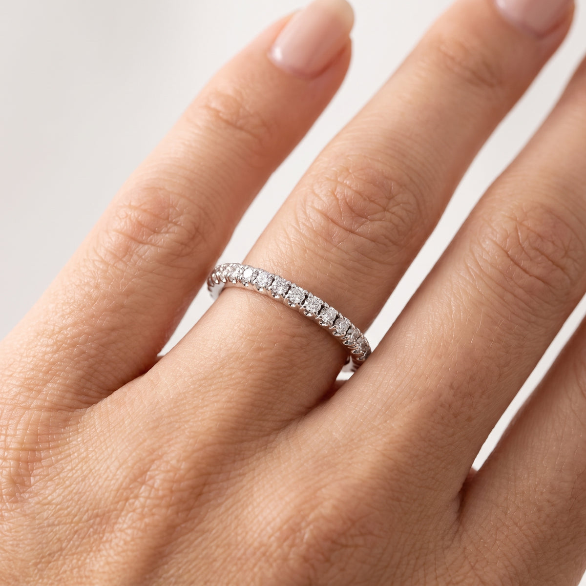 _lifestyle_image@SKU:W6002-LADR00230004W #metal_10k-white-gold+origin_lab-grown+quality_g-si