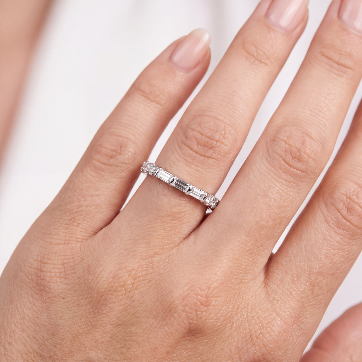 _lifestyle_image@SKU:W6517-LADB00370004W #metal_10k-white-gold+origin_lab-grown+quality_g-si