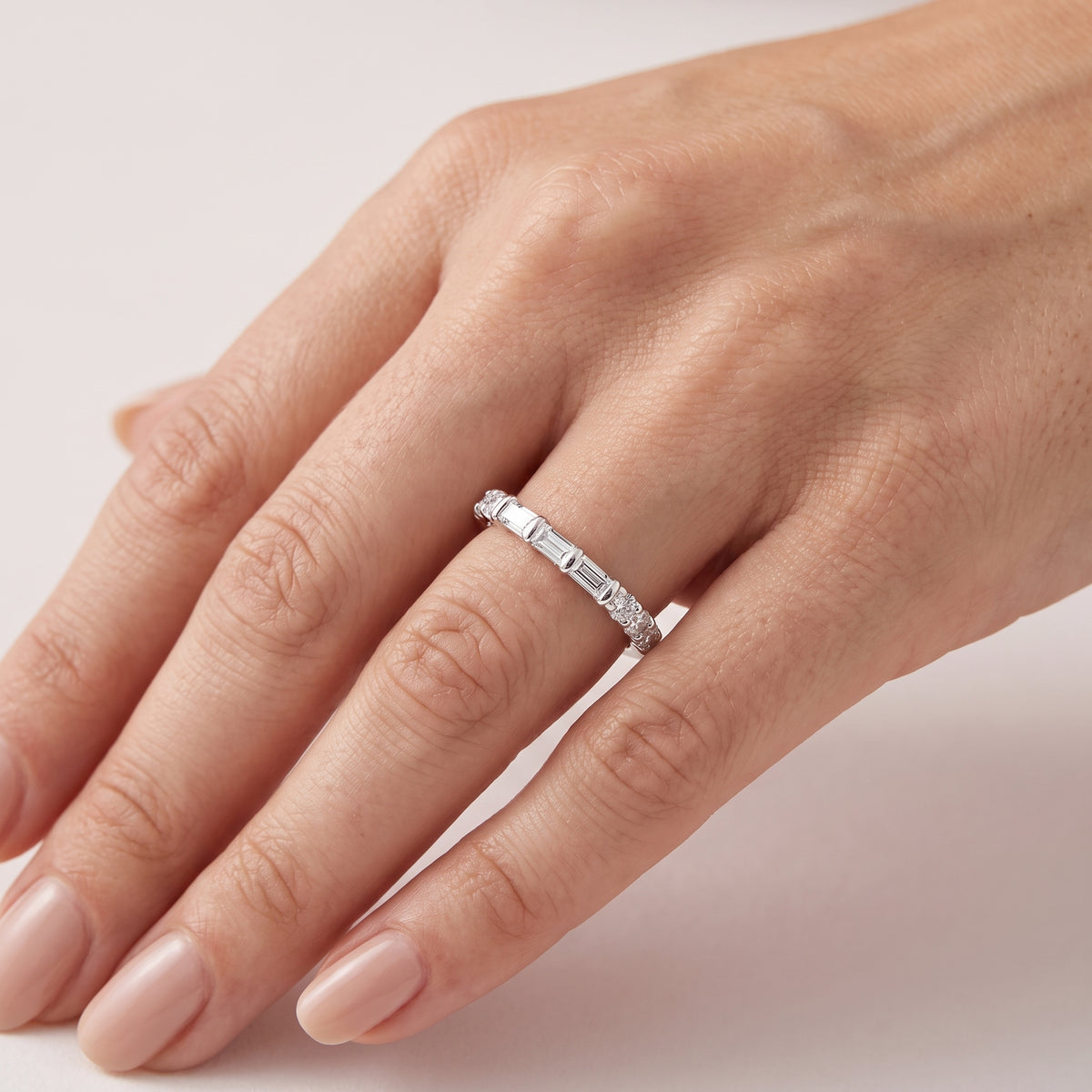 _lifestyle_image@SKU:W6517-NADB0037000PL #metal_platinum+origin_lab-grown+quality_ef-vs2+