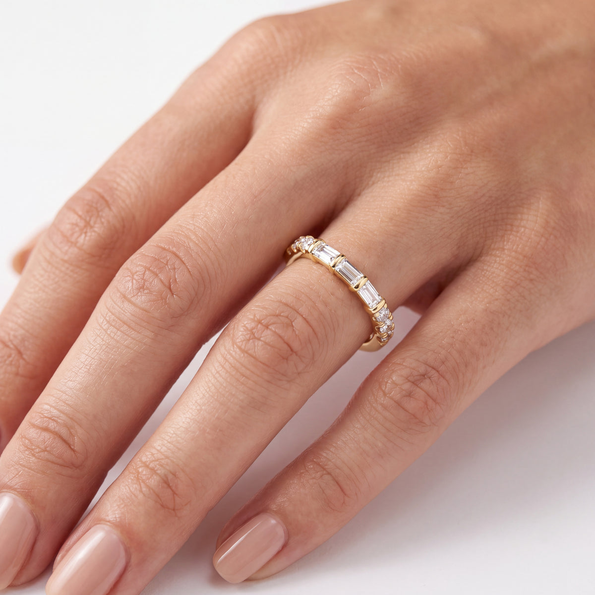 _lifestyle_image@SKU:W6517-LADB00370004Y #metal_10k-yellow-gold+origin_lab-grown+quality_g-si