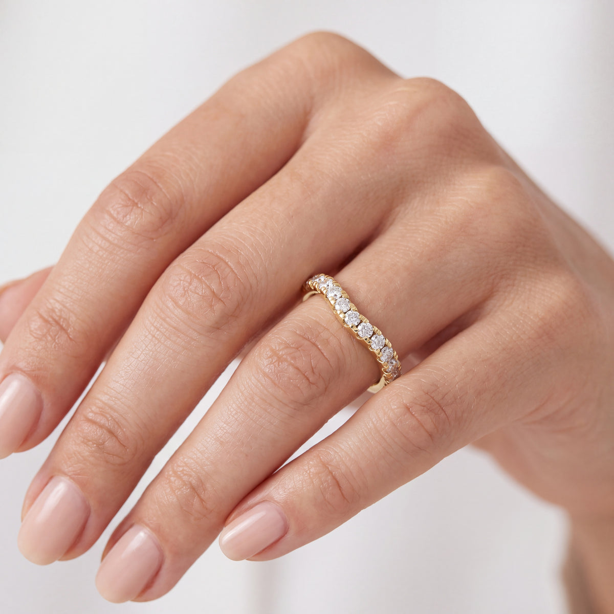_lifestyle_image@SKU:W6828-LADR00450004Y #metal_10k-yellow-gold+origin_lab-grown+quality_g-si