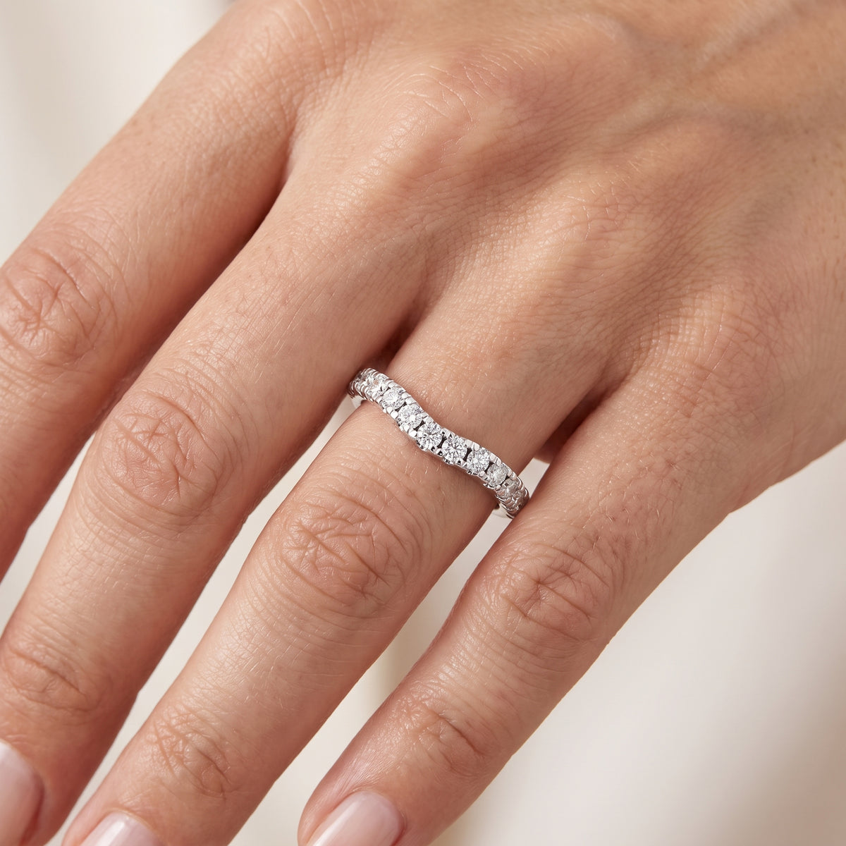 _lifestyle_image@SKU:W6828-NADR0045000PL #metal_platinum+origin_lab-grown+quality_ef-vs2+