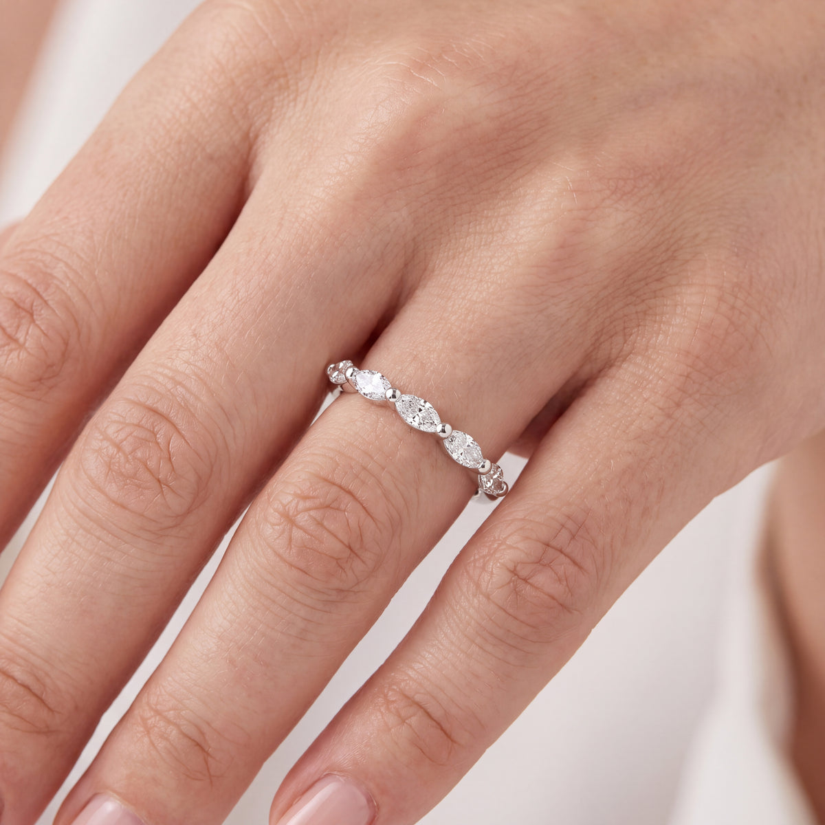 _lifestyle_image@SKU:W7018-LADM00380004W #metal_10k-white-gold+origin_lab-grown+quality_g-si