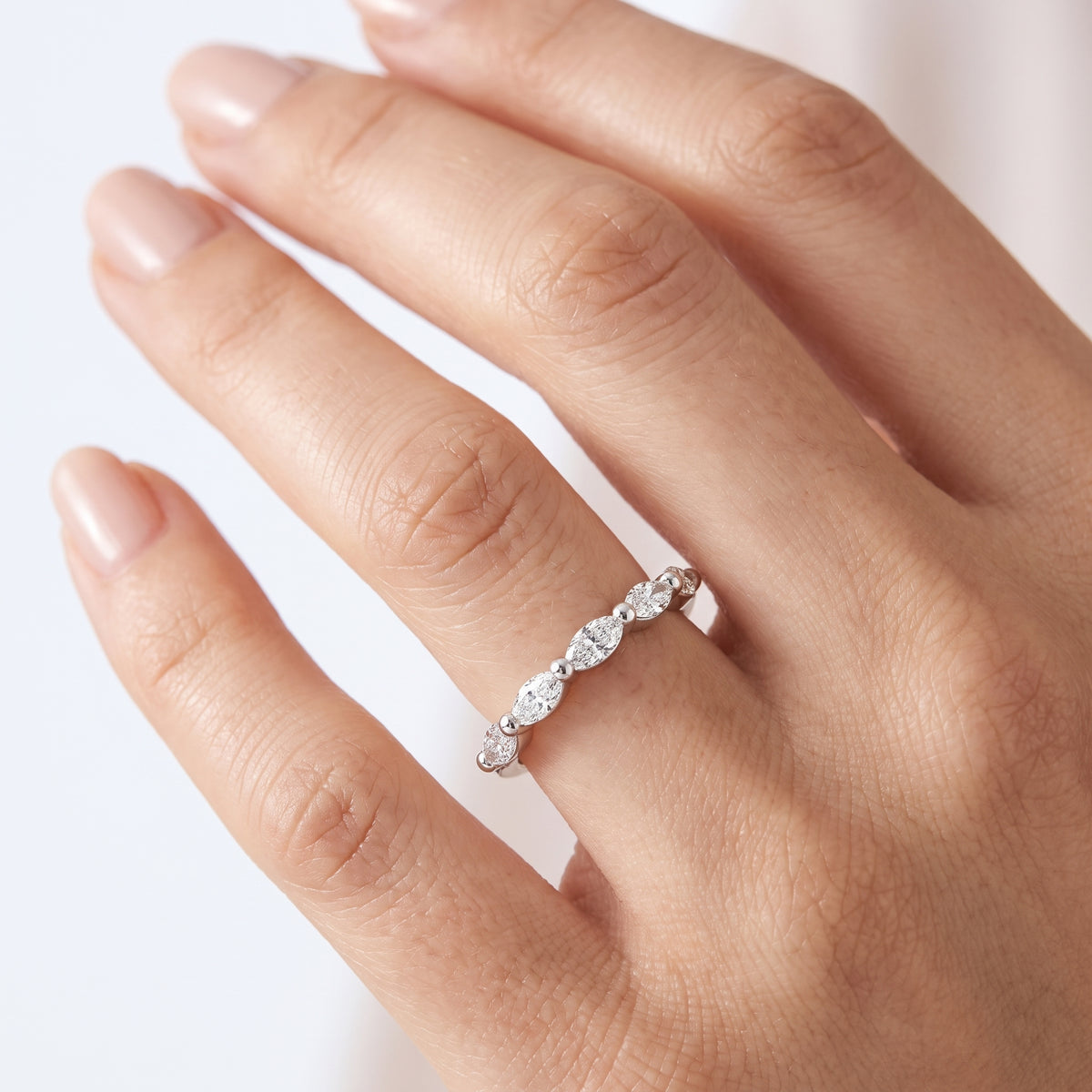 _lifestyle_image@SKU:W7018-LADM0038000DW #metal_silver+origin_lab-grown+quality_g-si