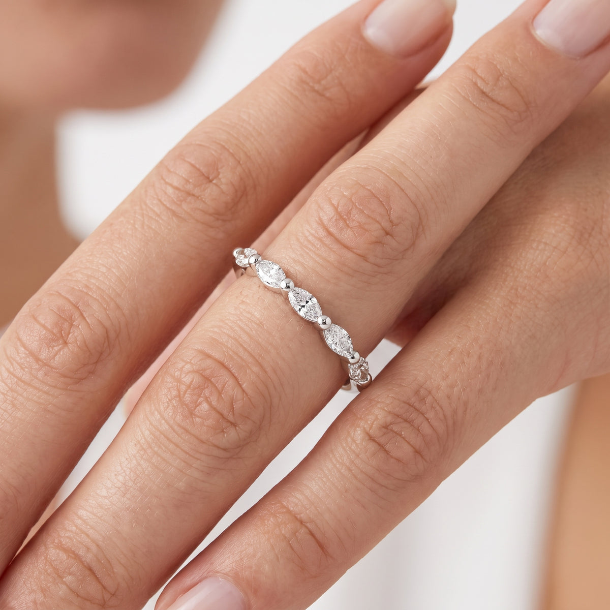 _lifestyle_image@SKU:W7018-NADM00380004W #metal_14k-white-gold+origin_lab-grown+quality_ef-vs2+