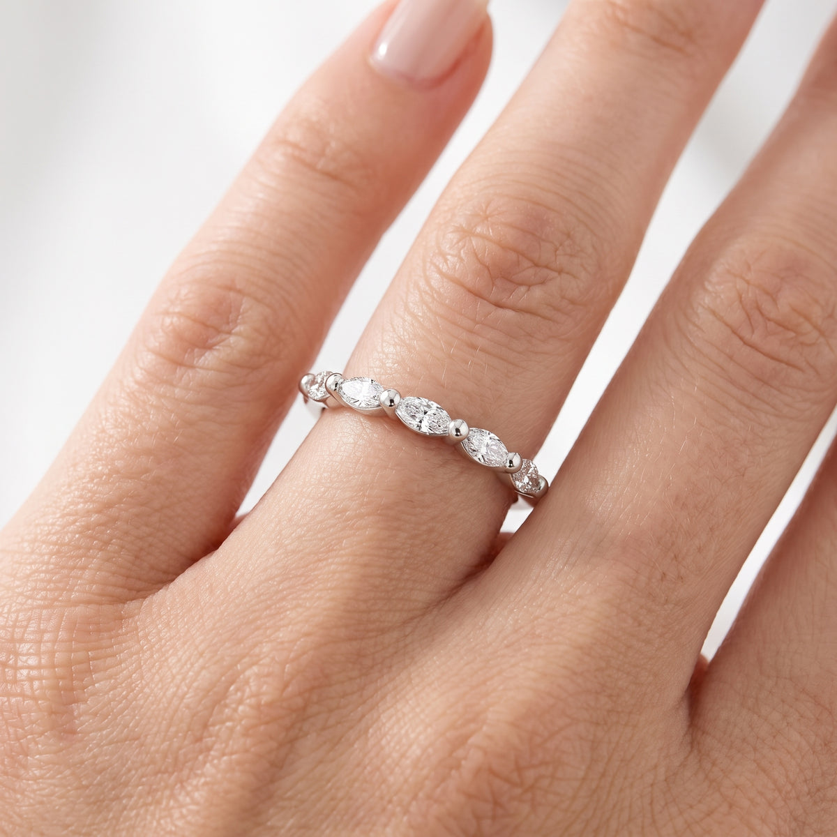 _lifestyle_image@SKU:W7018-NADM0038000PL #metal_platinum+origin_lab-grown+quality_ef-vs2+