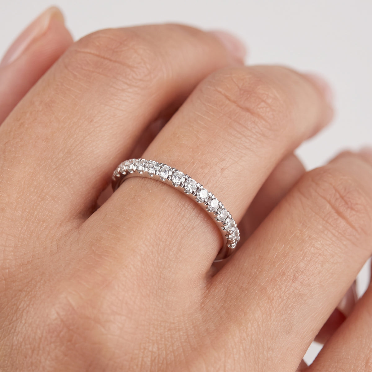 _lifestyle_image@SKU:W7245-LADR00260004W #metal_10k-white-gold+origin_lab-grown+quality_g-si