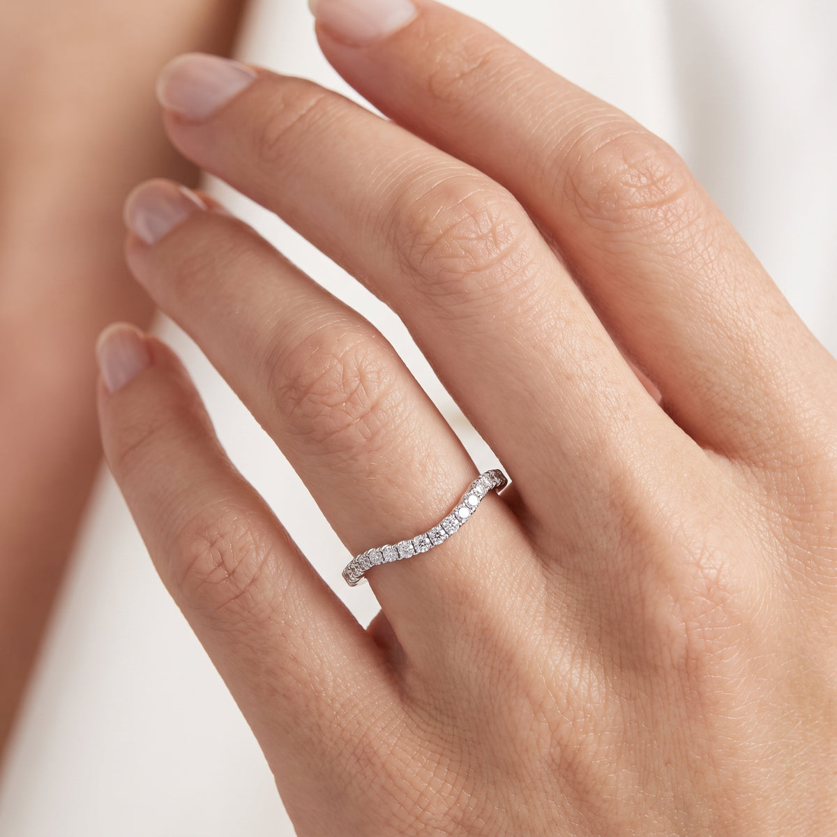 _lifestyle_image@SKU:W7330-NADR00230004W #metal_14k-white-gold+origin_lab-grown+quality_ef-vs2+