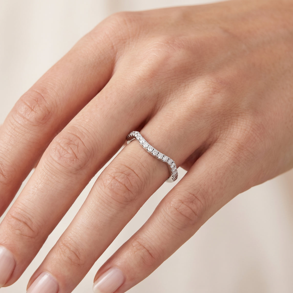 _lifestyle_image@SKU:W7330-NADR0023000PL #metal_platinum+origin_lab-grown+quality_ef-vs2+