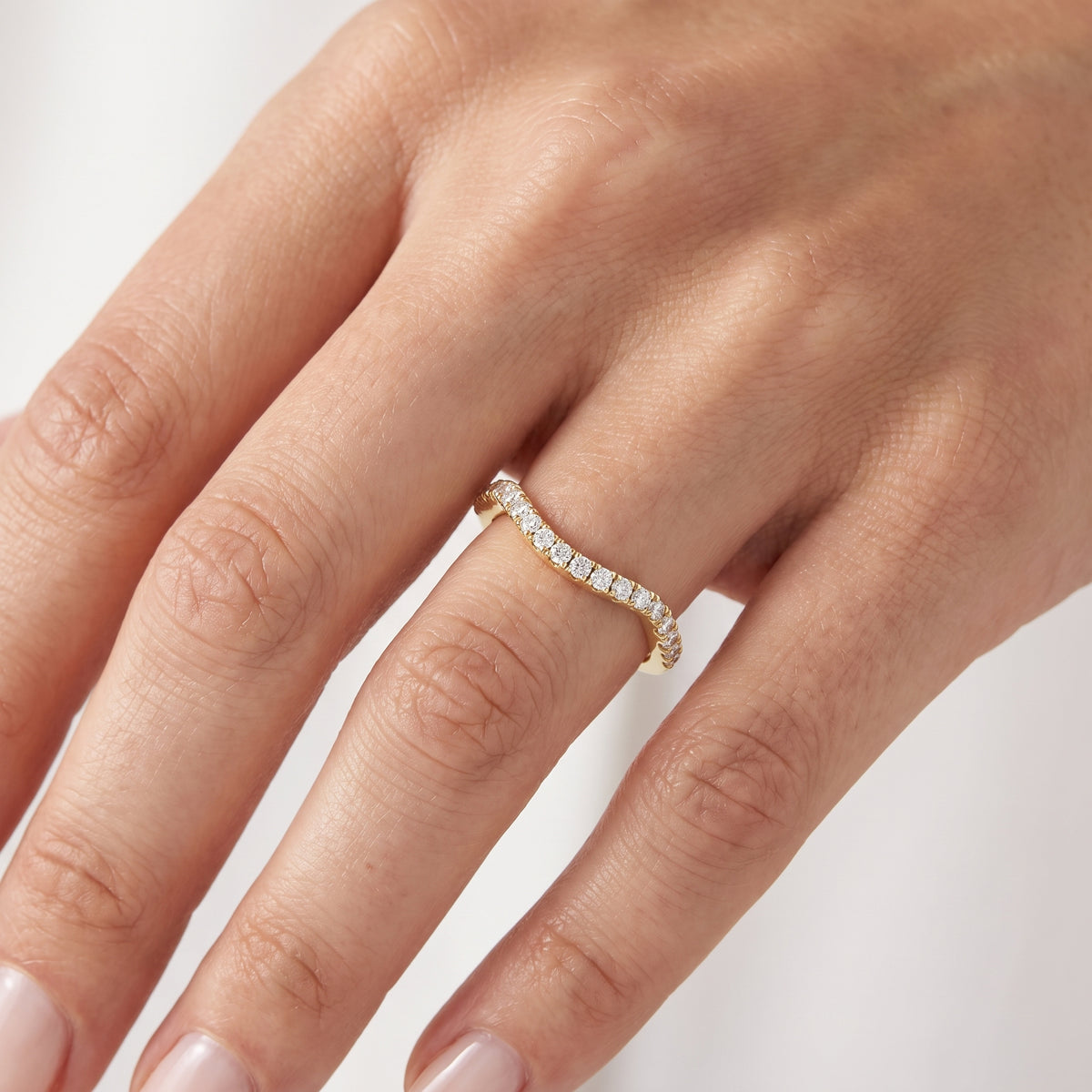 _lifestyle_image@SKU:W7330-LADR00230004Y #metal_10k-yellow-gold+origin_lab-grown+quality_g-si
